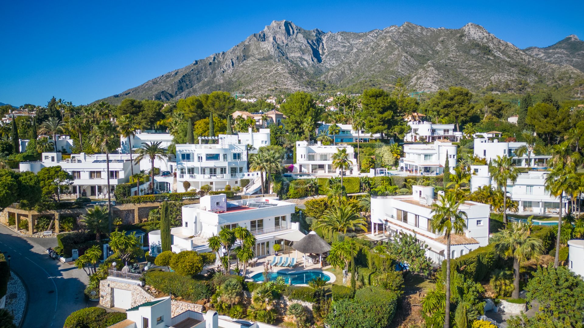 Buy villa in Altos Reales