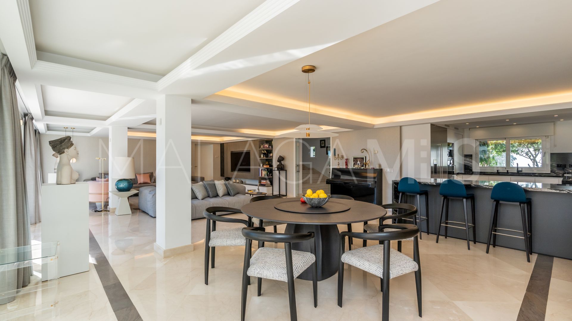 Buy villa in Altos Reales
