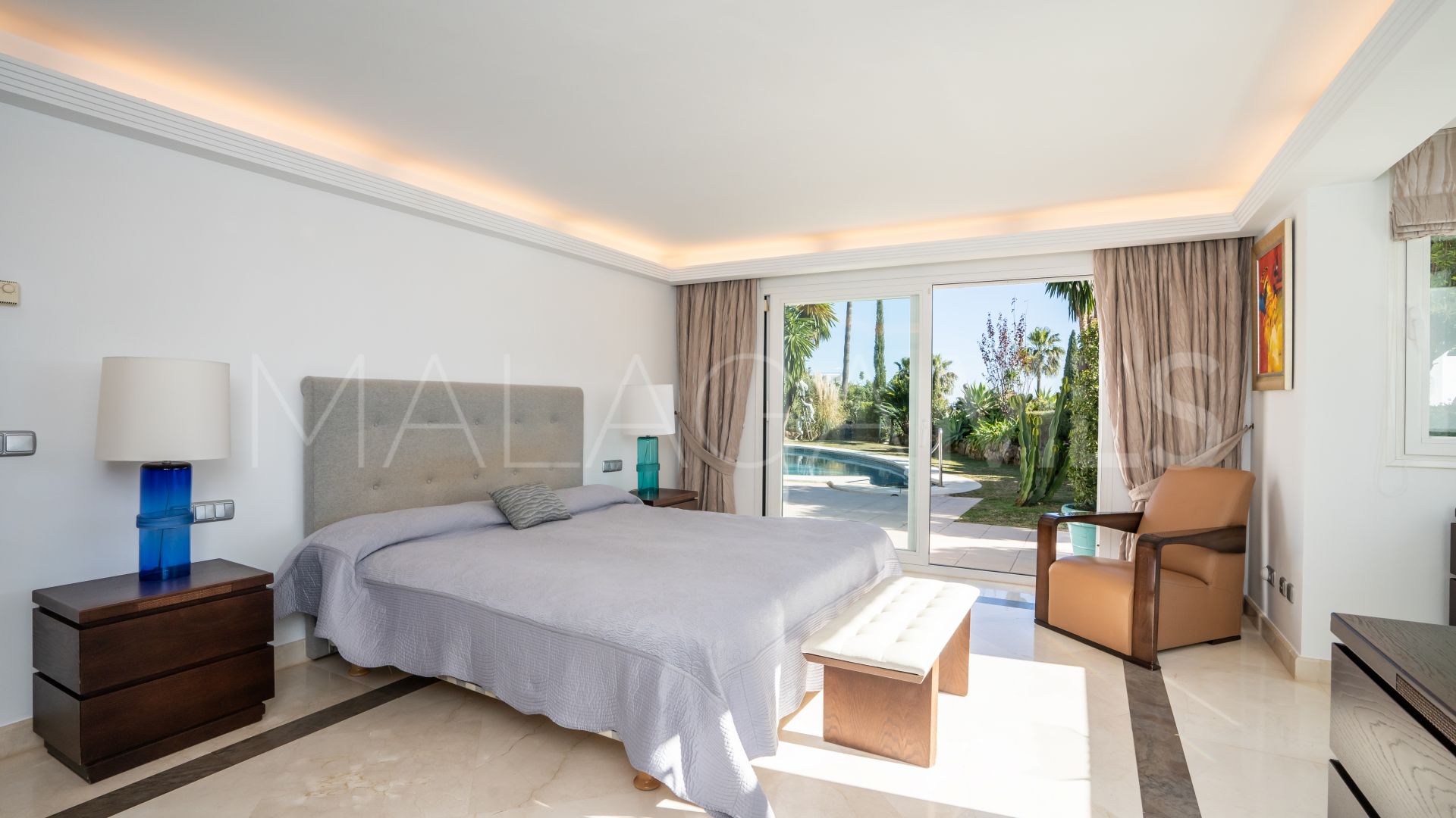 Buy villa in Altos Reales