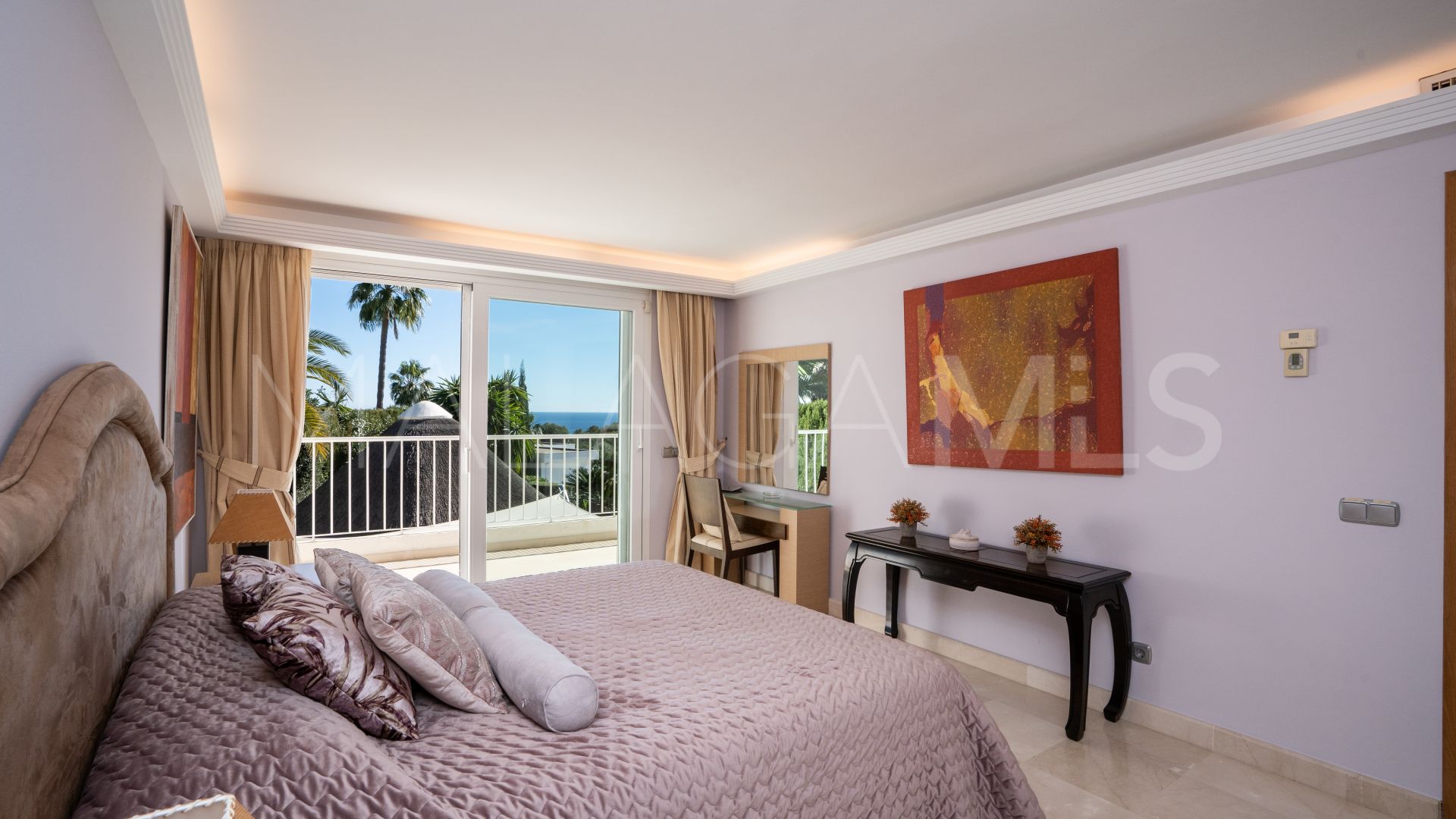 Buy villa in Altos Reales
