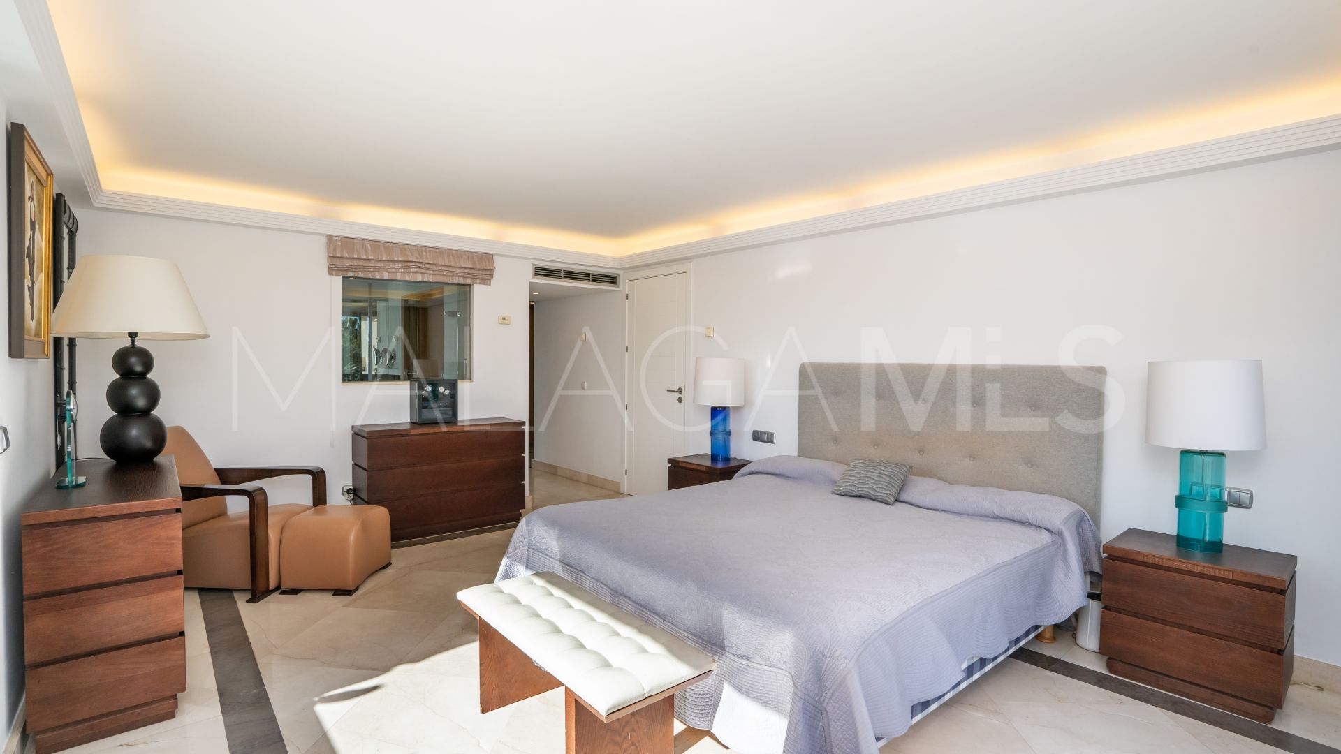 Buy villa in Altos Reales