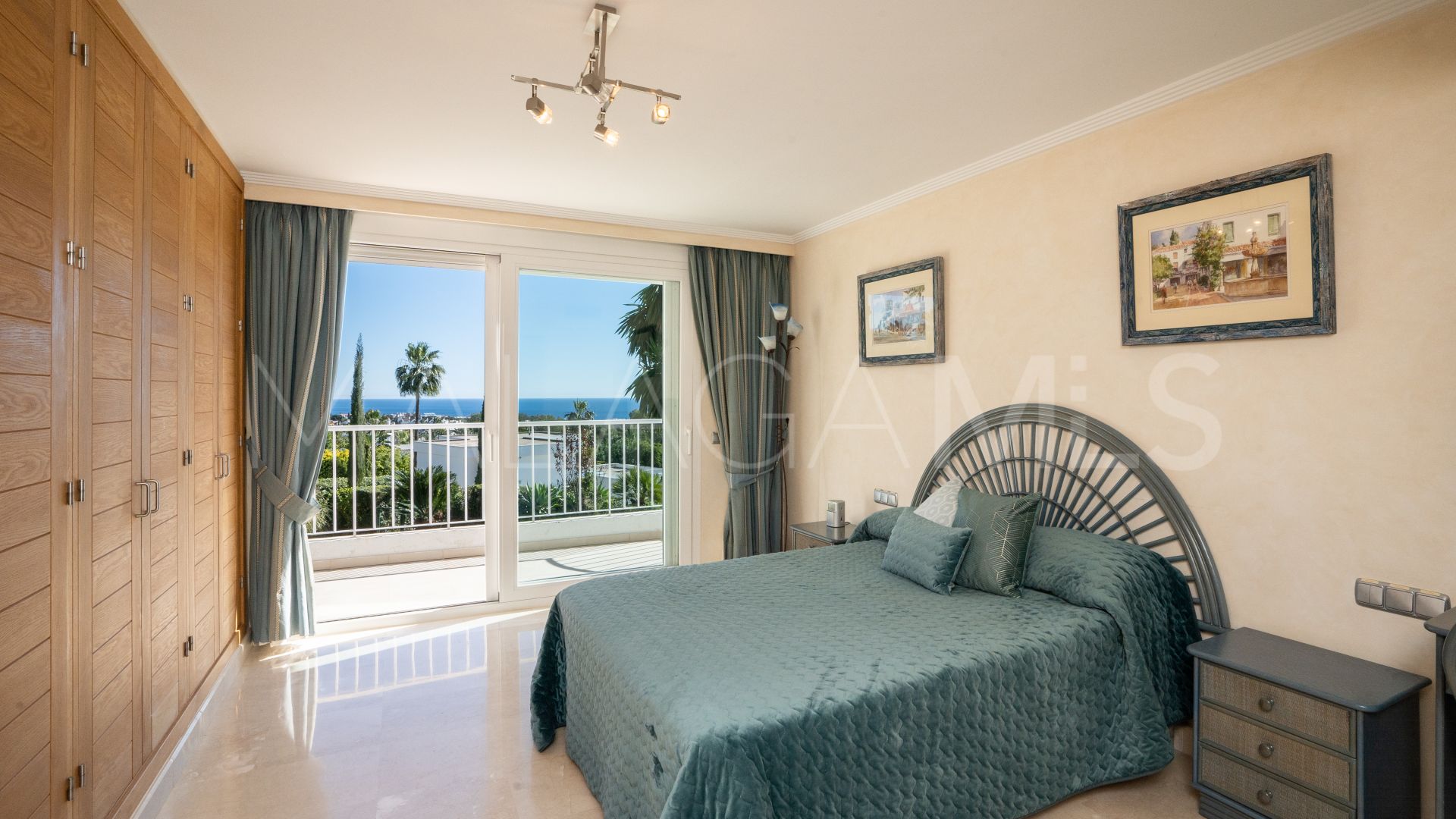 Buy villa in Altos Reales