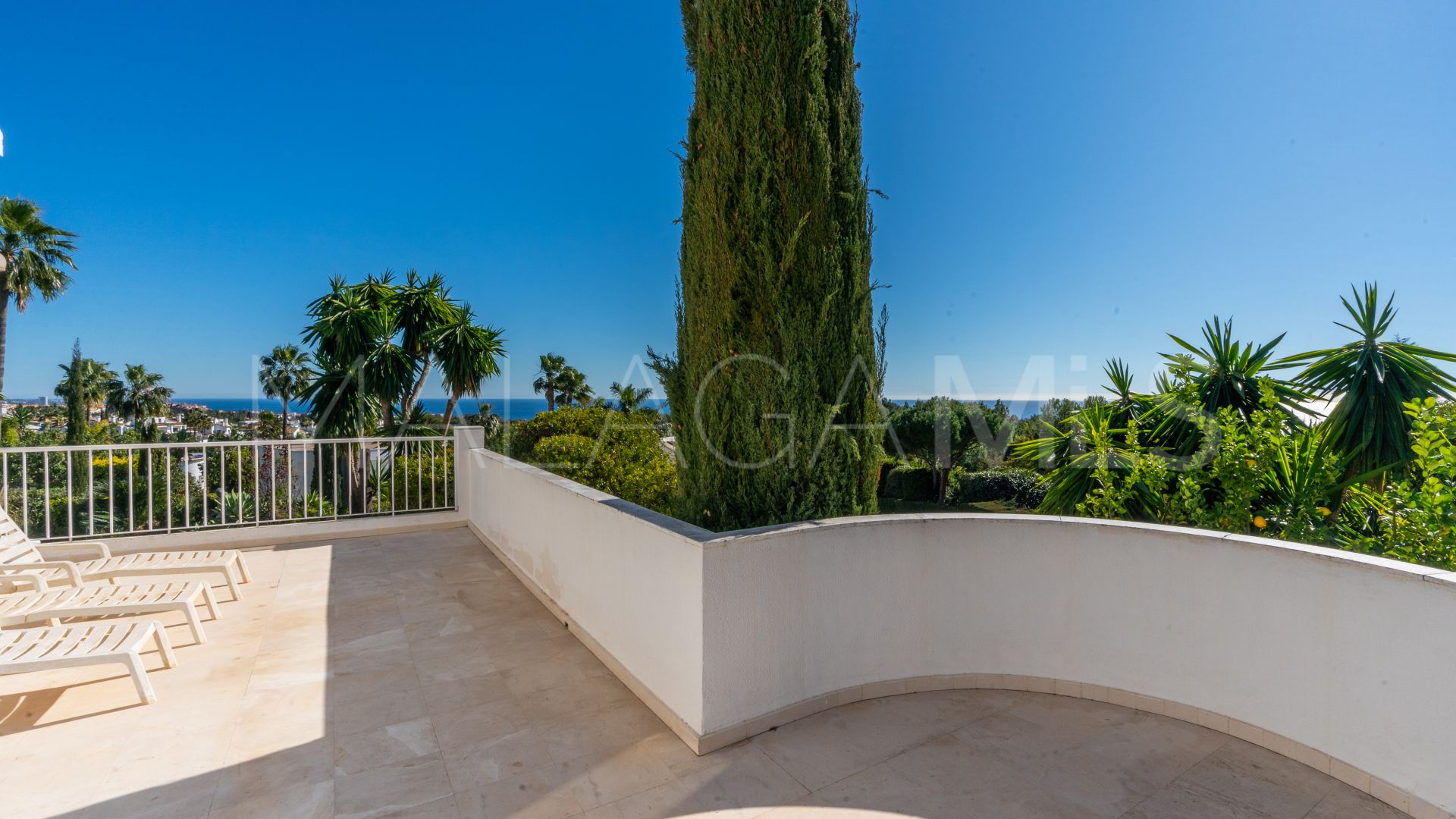 Buy villa in Altos Reales