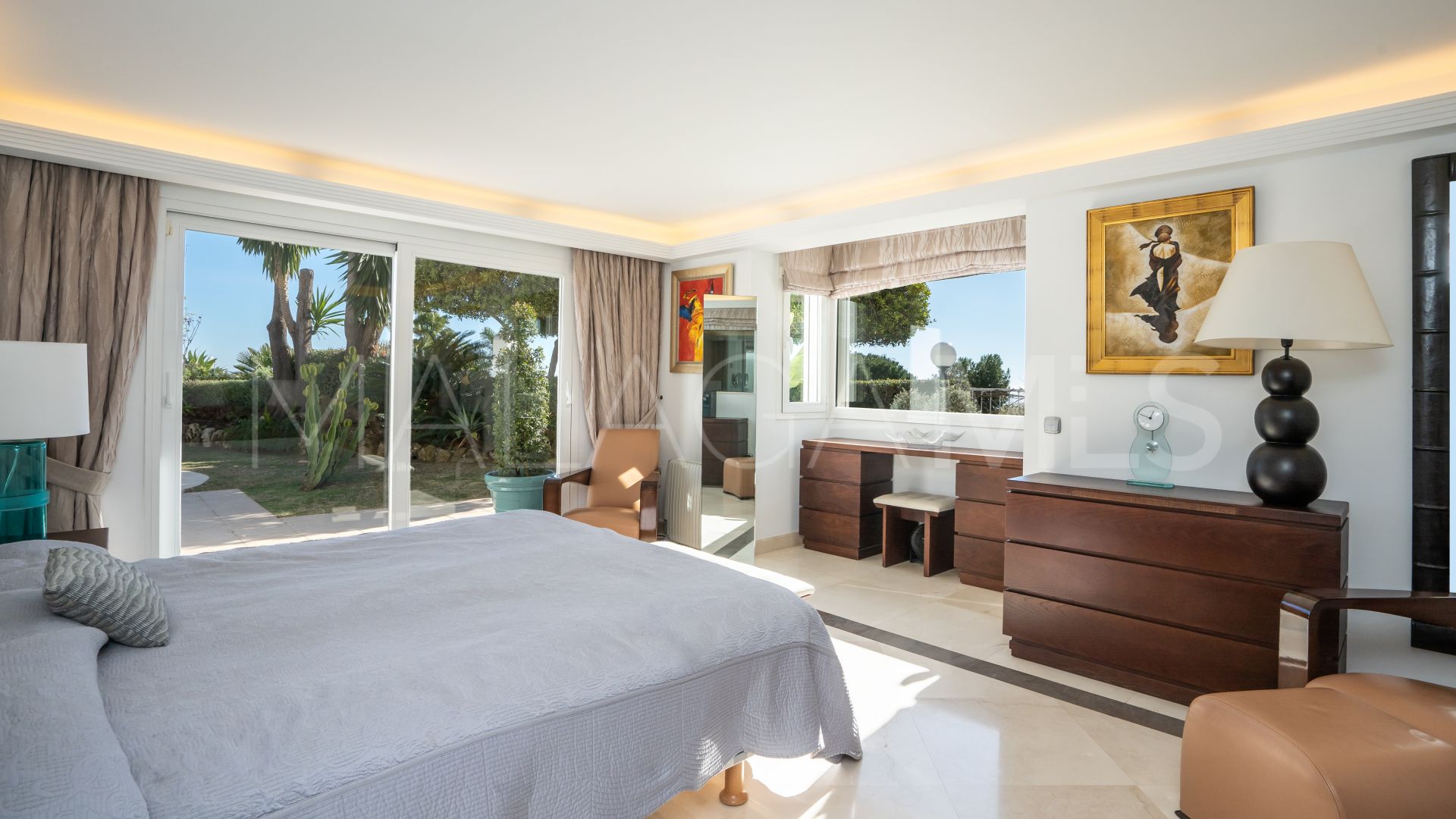 Buy villa in Altos Reales
