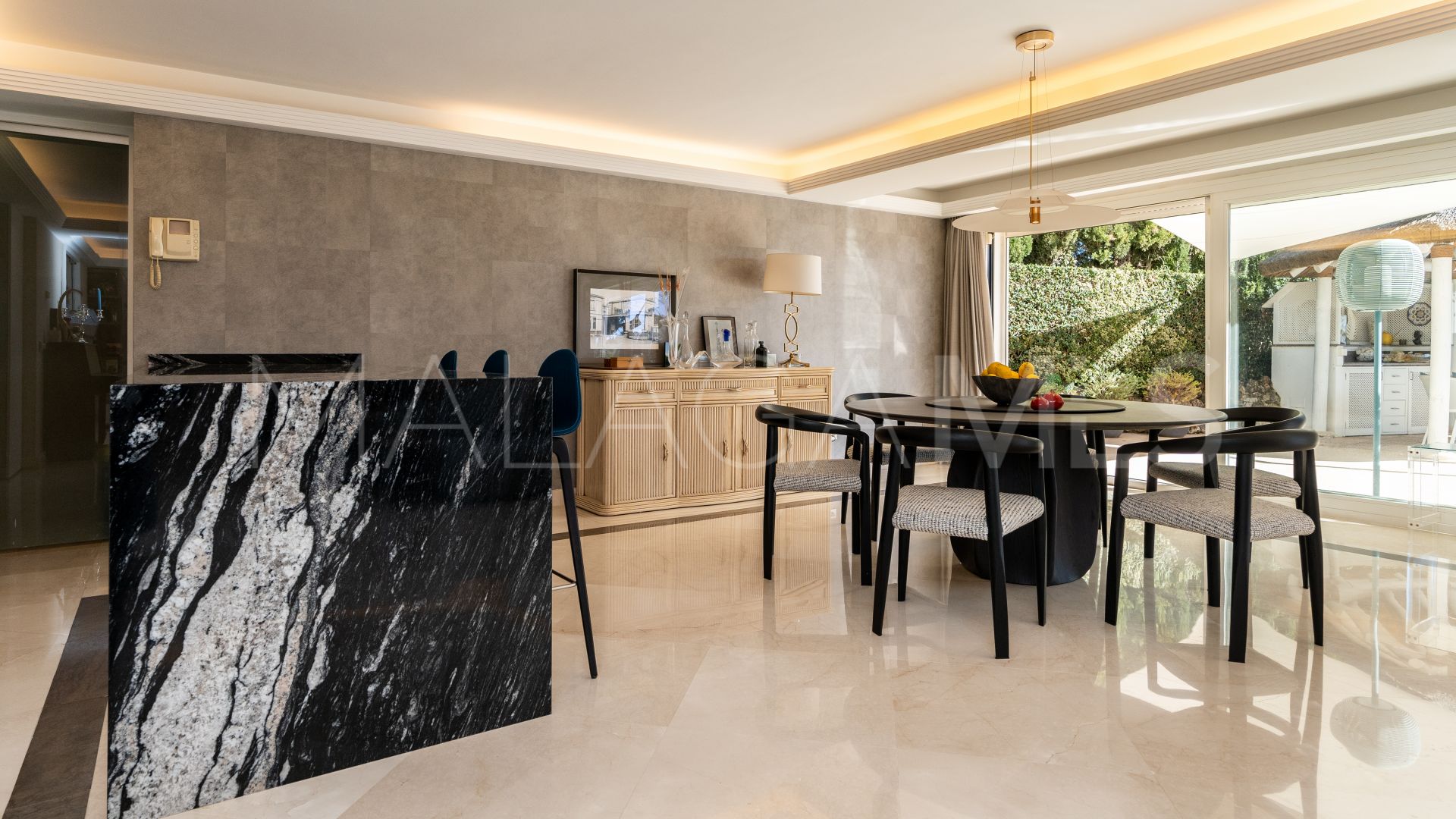 Buy villa in Altos Reales