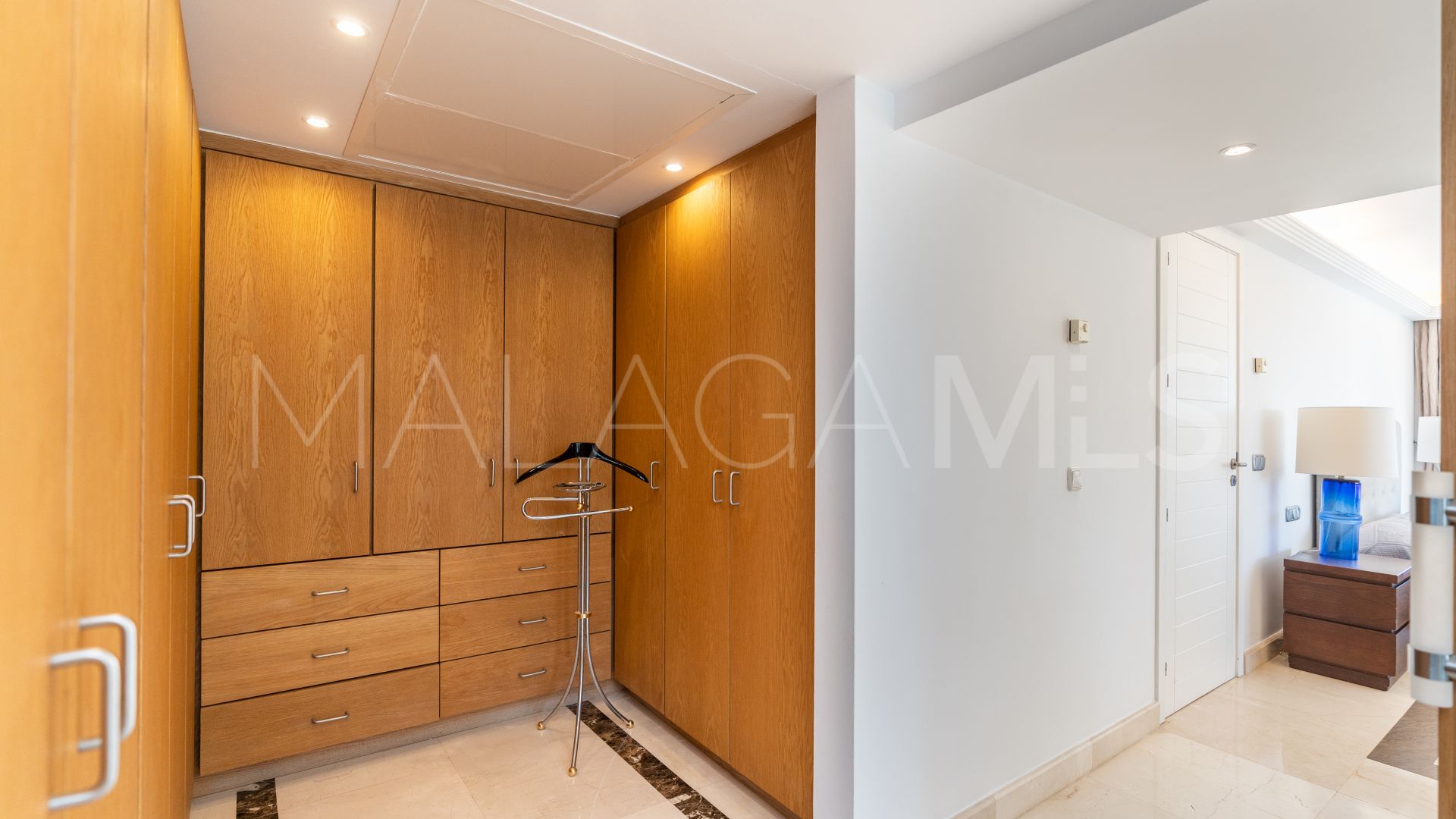 Buy villa in Altos Reales