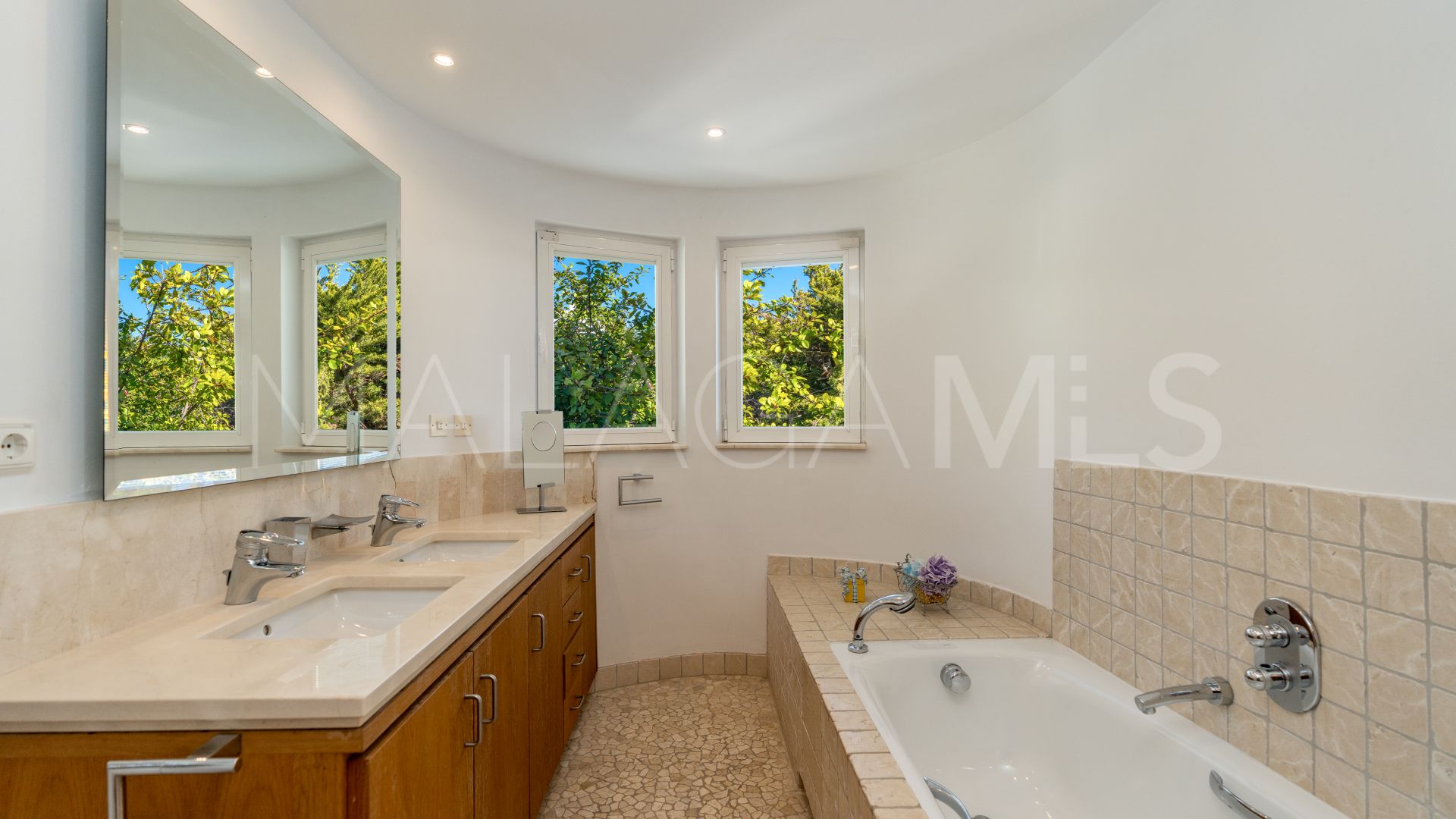 Buy villa in Altos Reales
