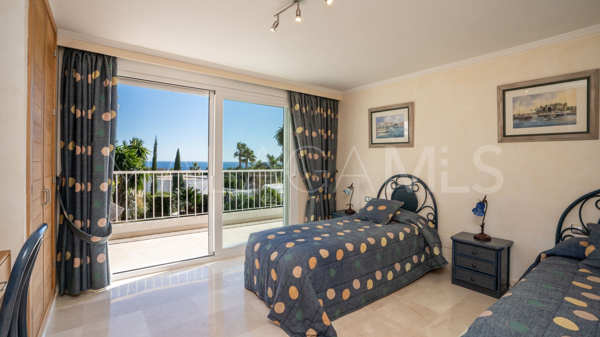 Buy villa in Altos Reales
