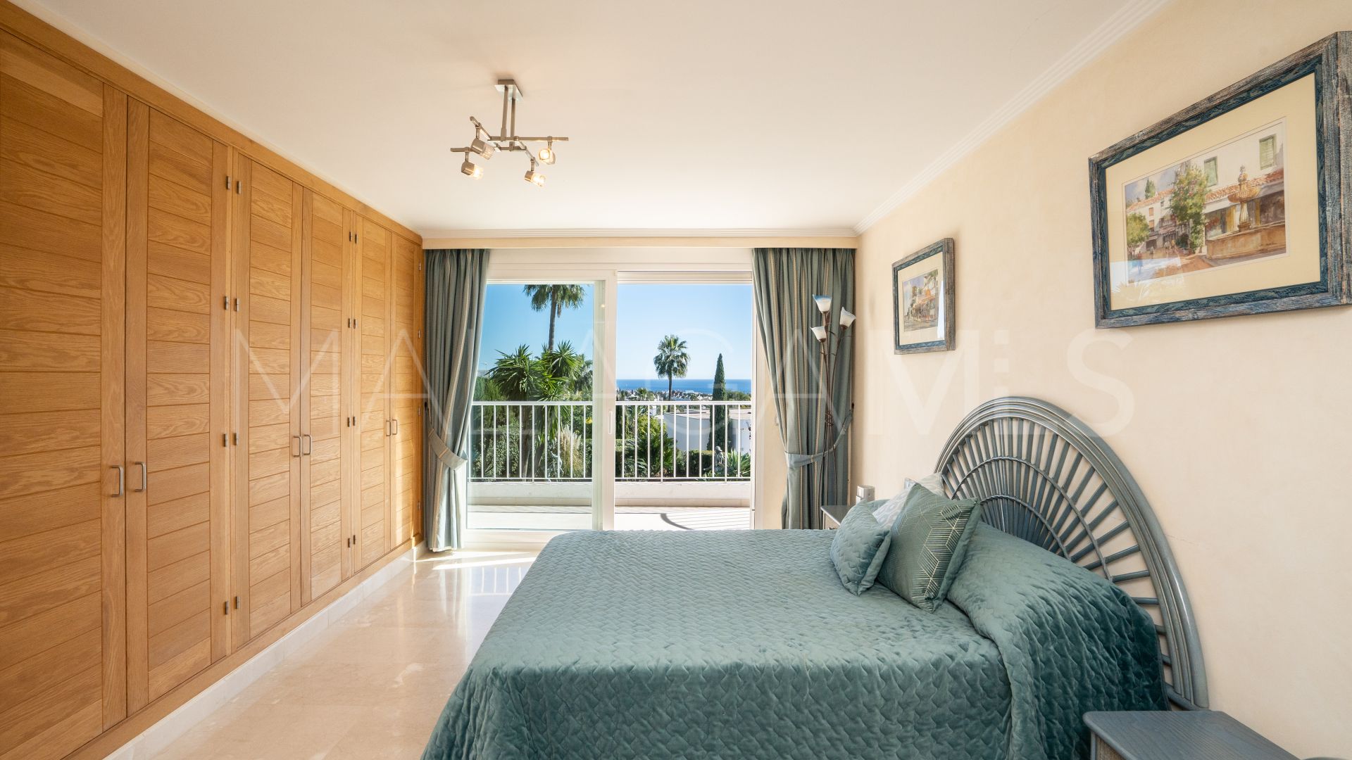 Buy villa in Altos Reales