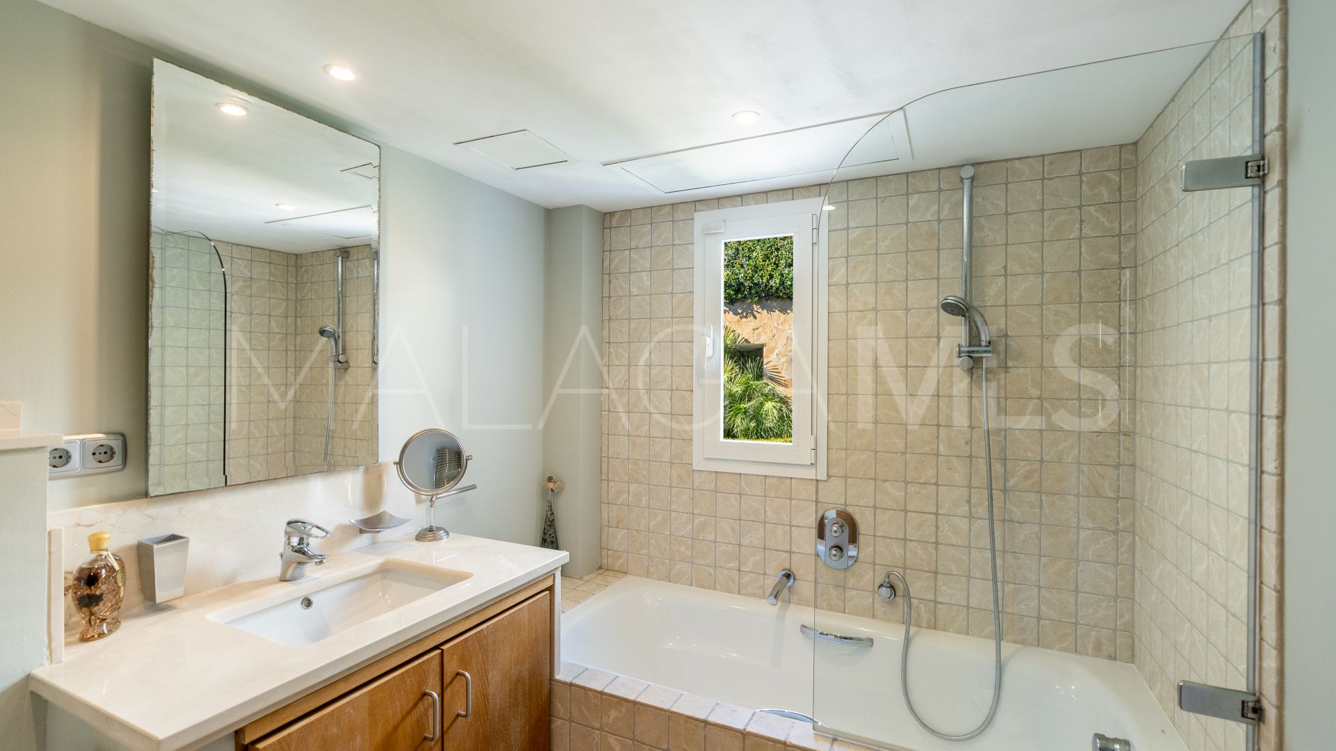 Buy villa in Altos Reales