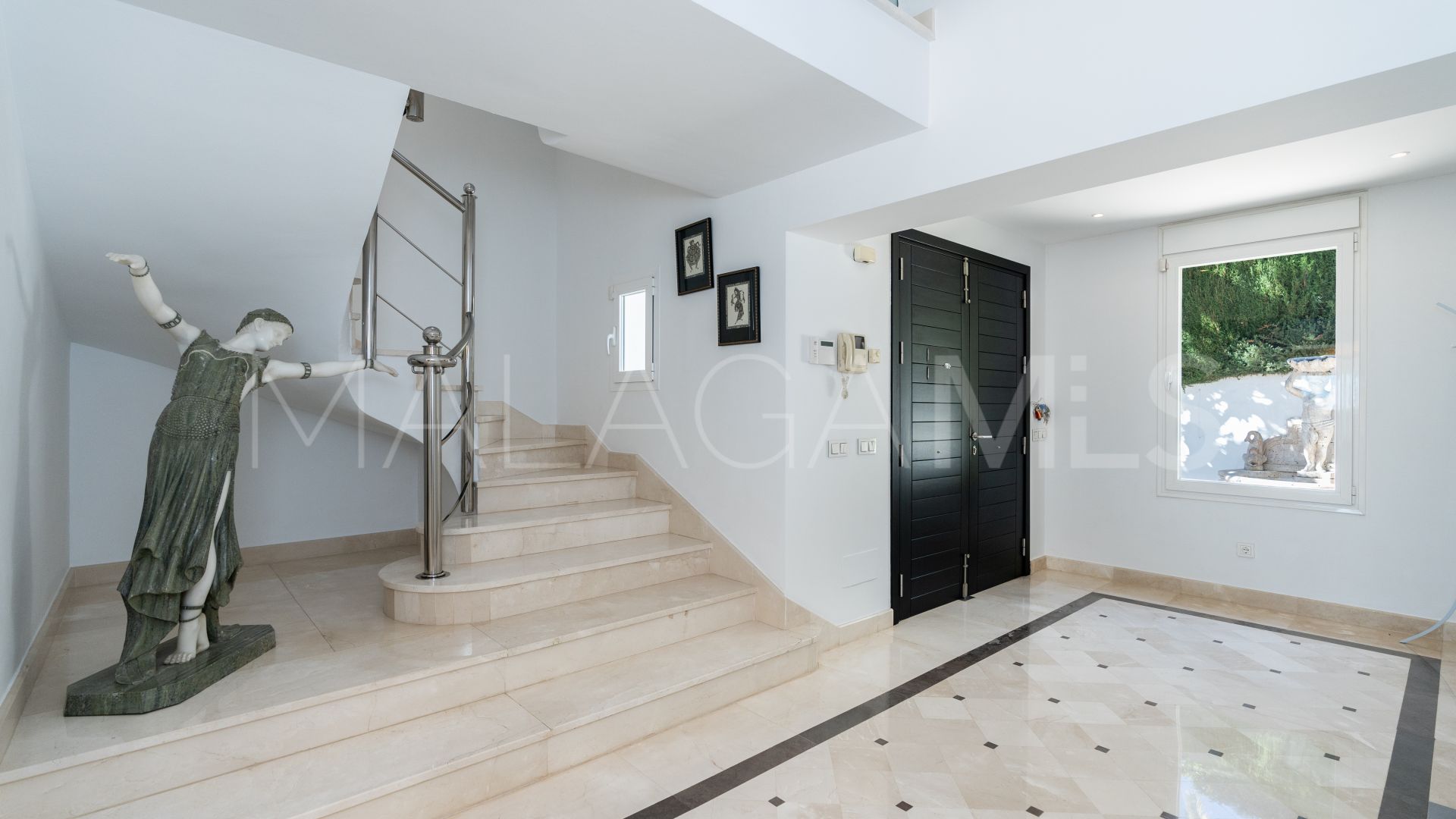 Buy villa in Altos Reales