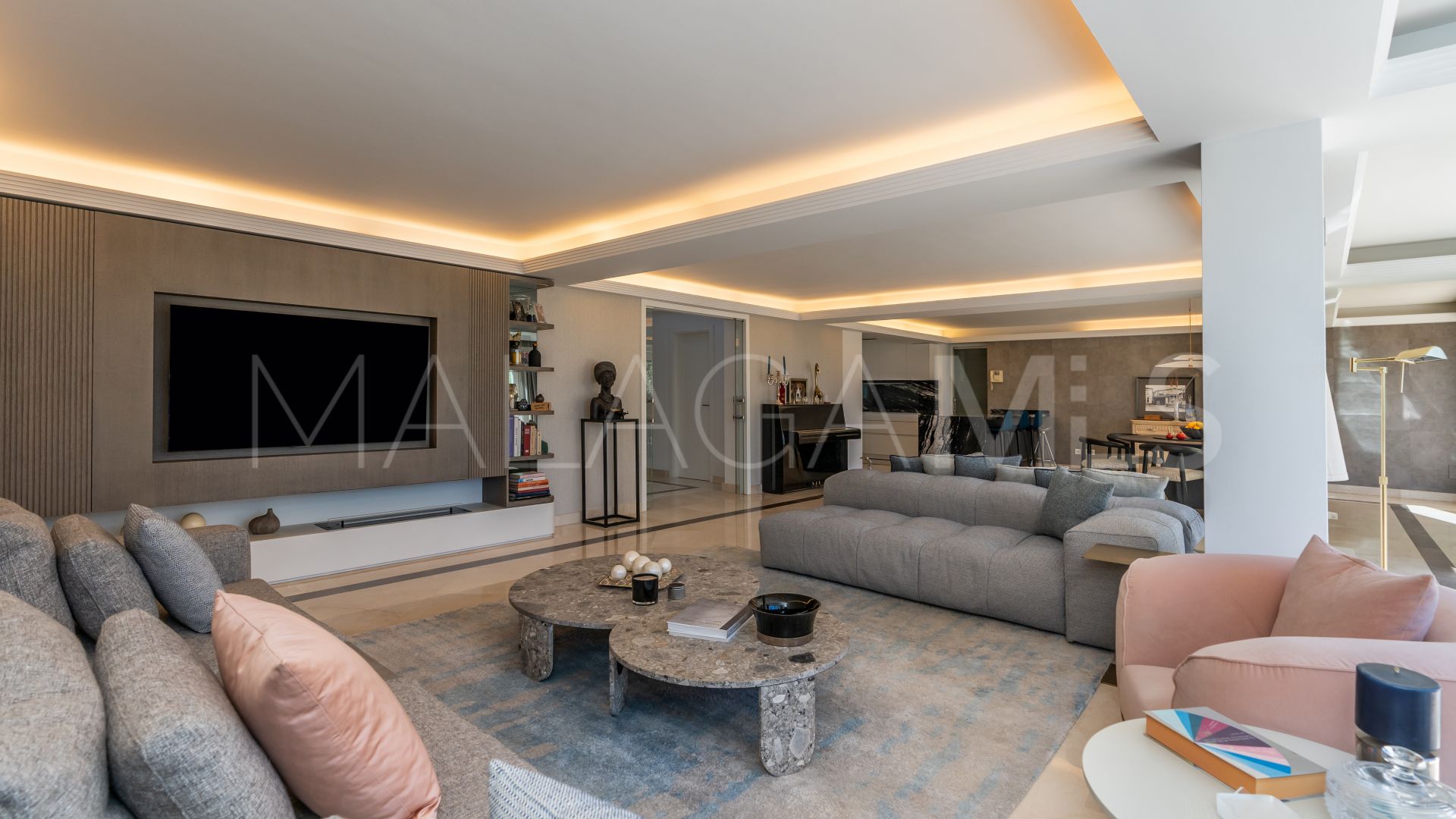 Buy villa in Altos Reales