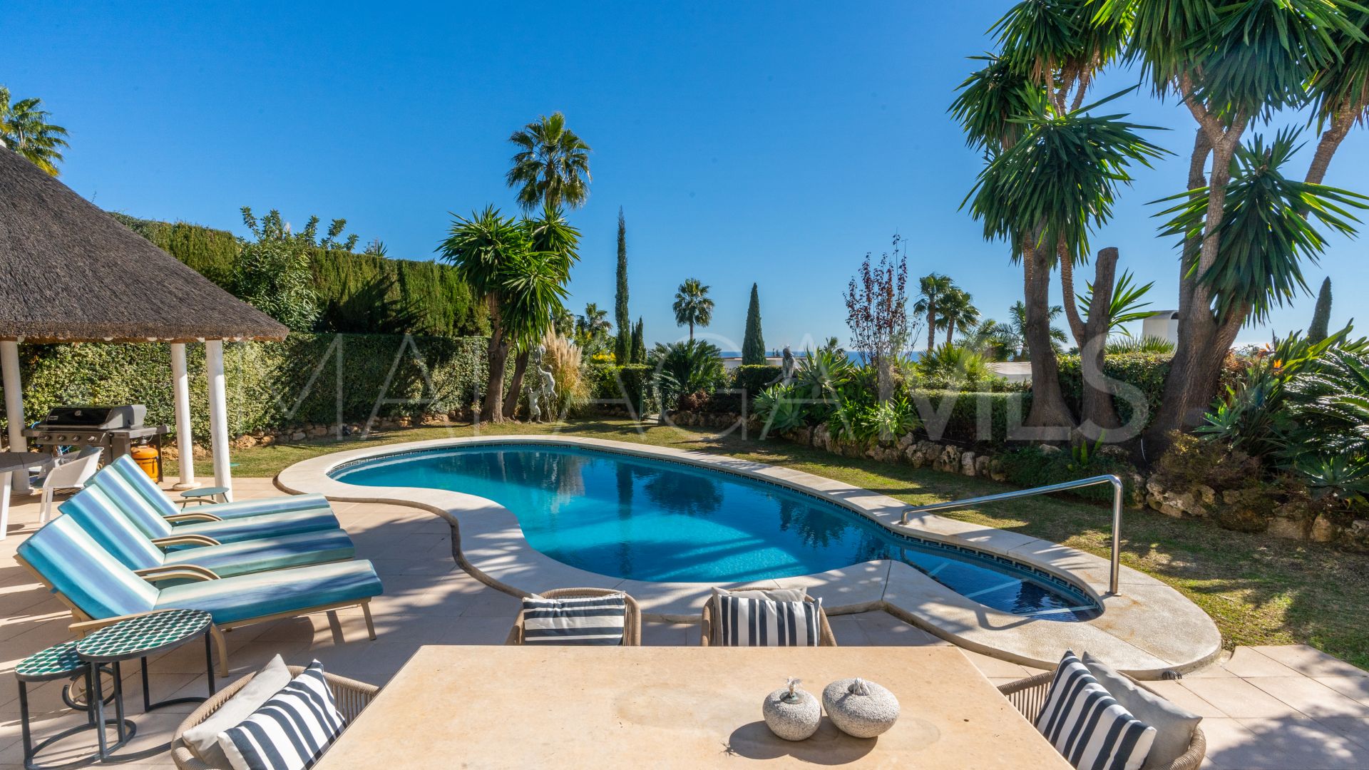 Buy villa in Altos Reales
