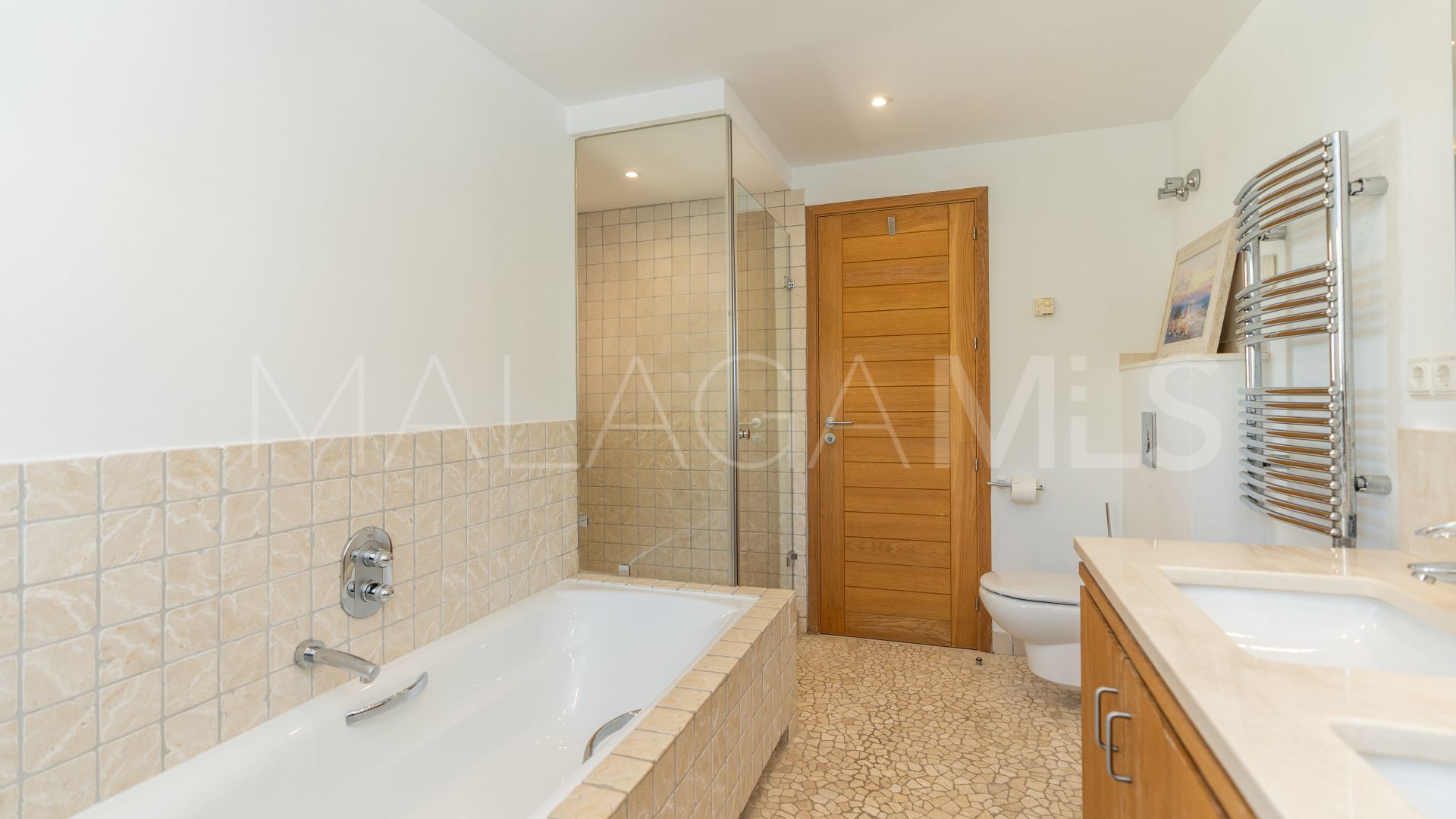 Buy villa in Altos Reales