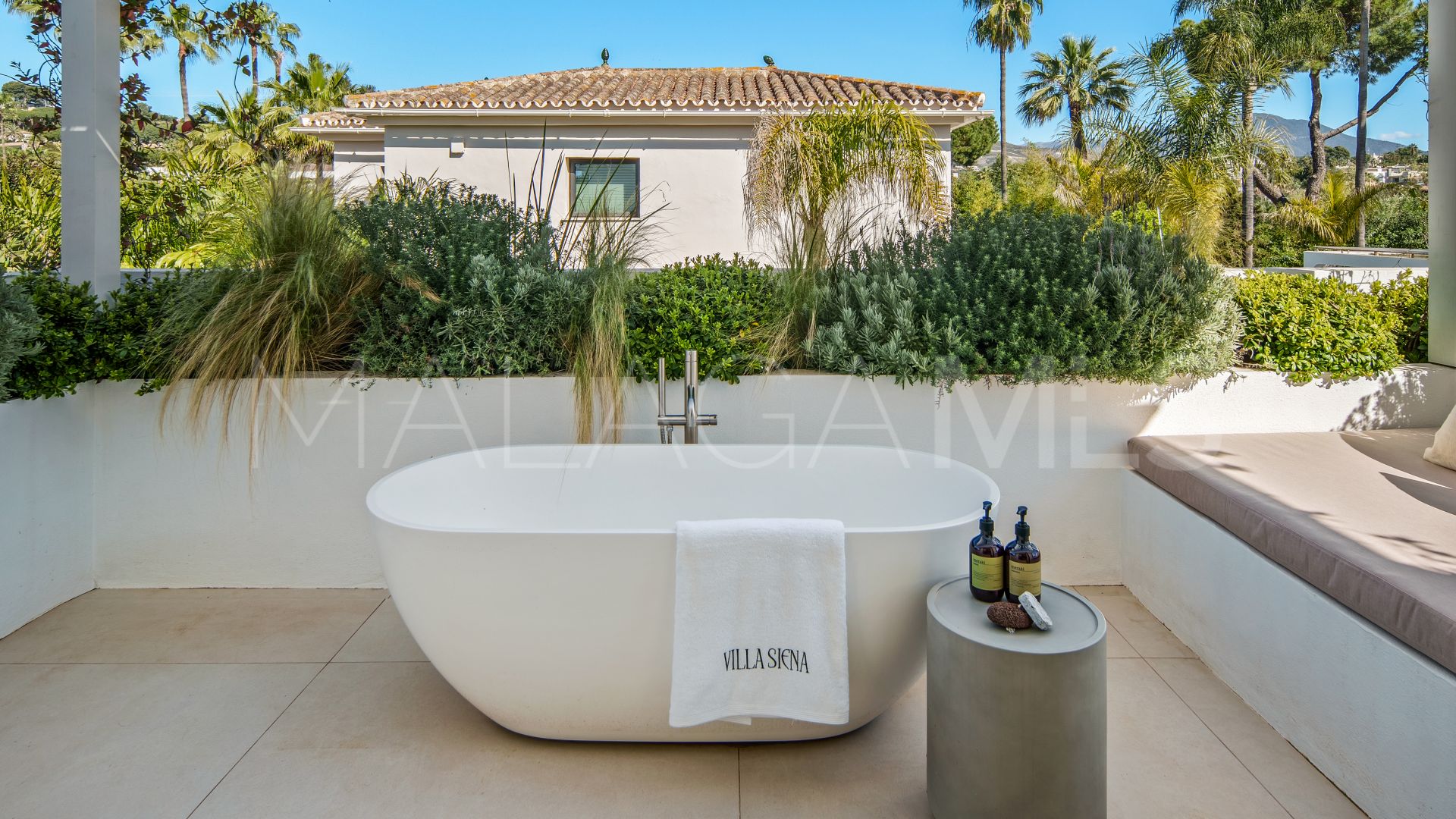 Buy villa with 4 bedrooms in Las Brisas del Golf