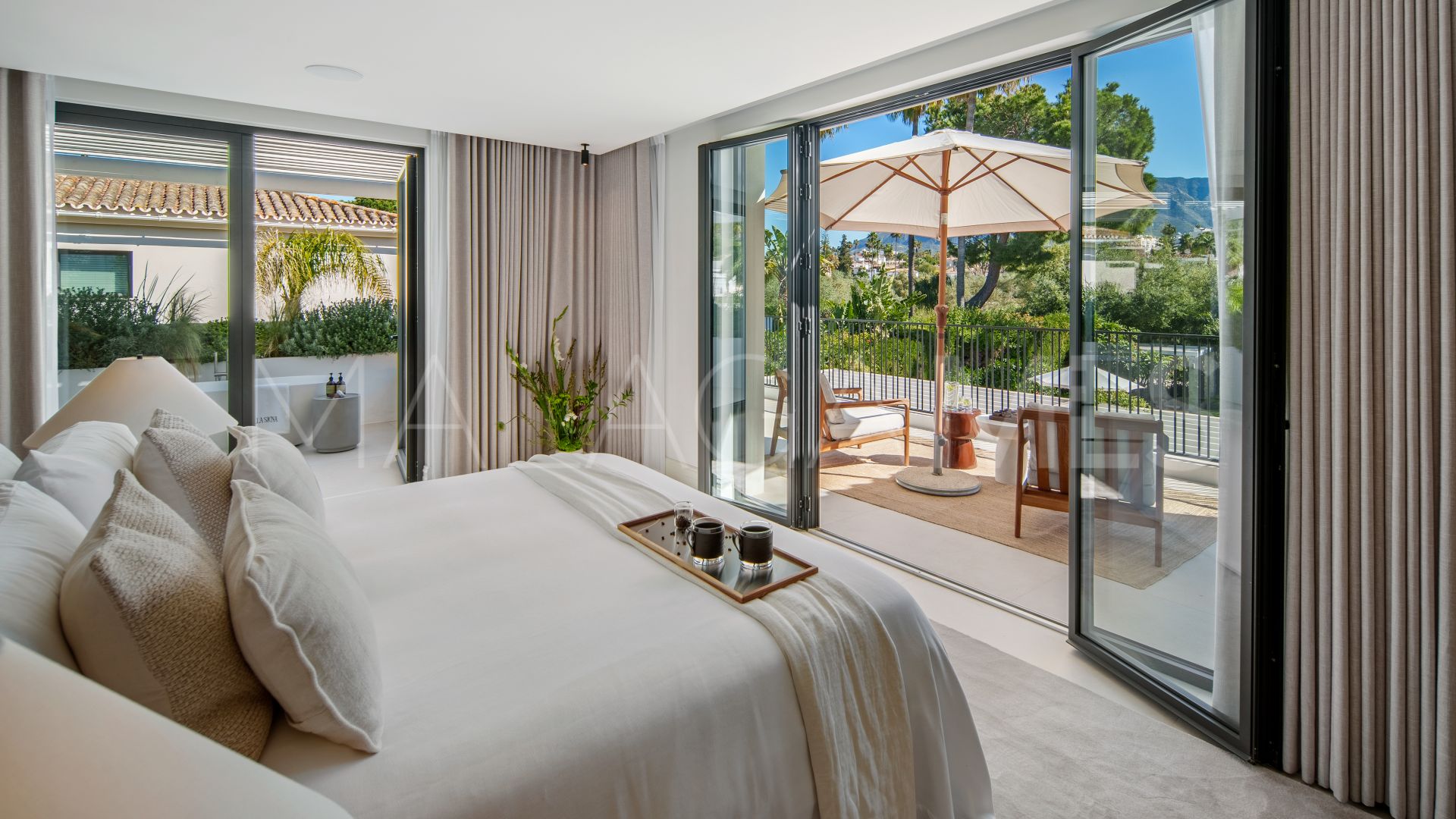 Buy villa with 4 bedrooms in Las Brisas del Golf