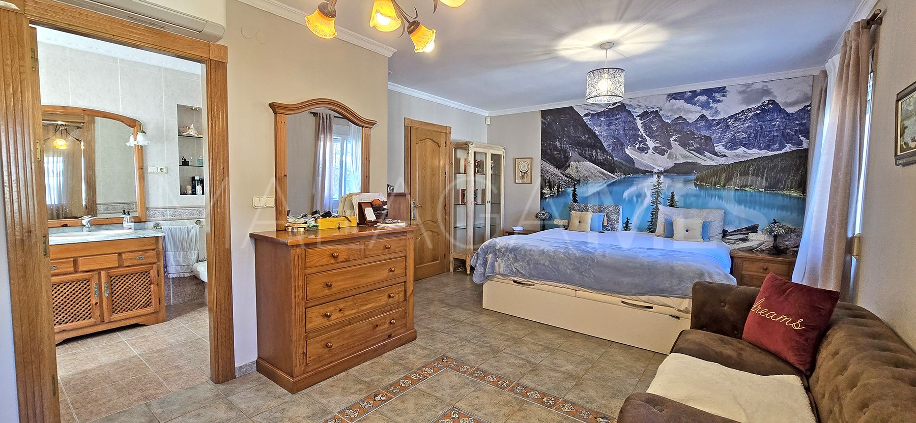 Villa for sale in Benalmadena Costa with 6 bedrooms