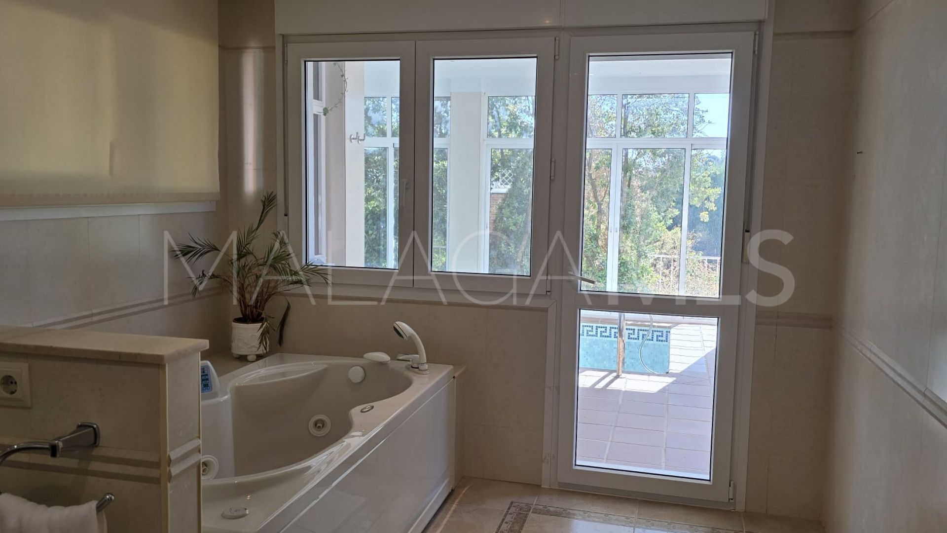 Buy villa in Pinos de Alhaurín with 6 bedrooms