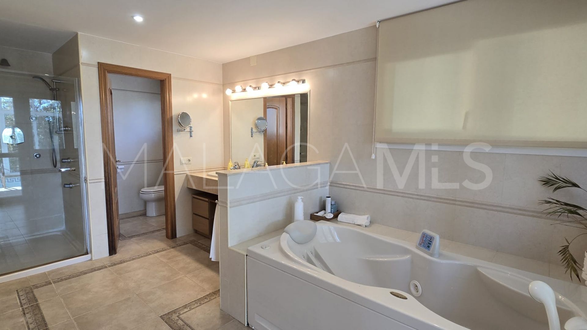 Buy villa in Pinos de Alhaurín with 6 bedrooms