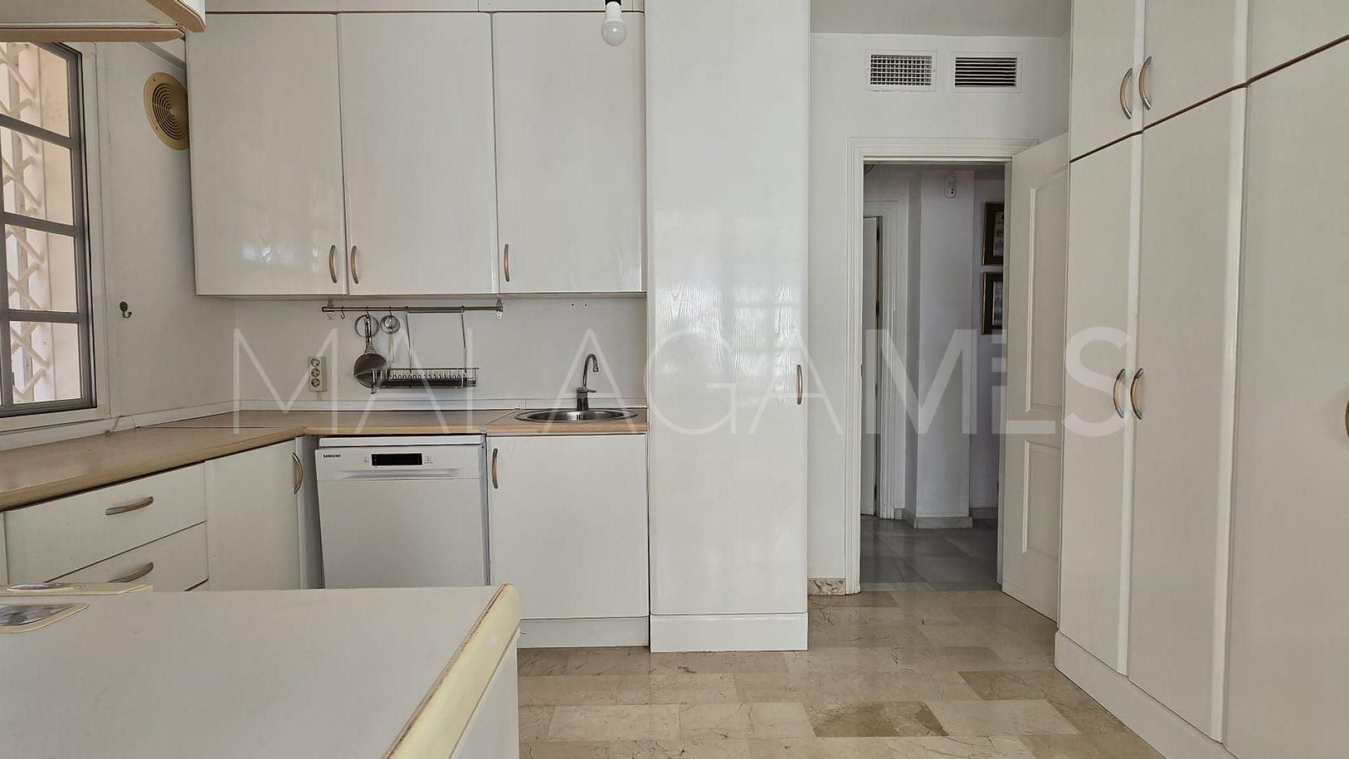 Buy villa in Pinos de Alhaurín with 6 bedrooms