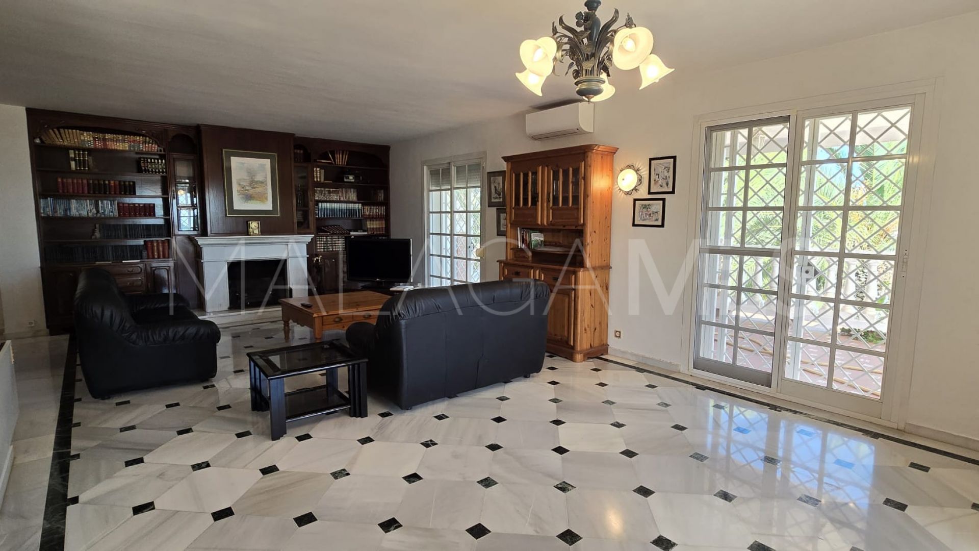 Buy villa in Pinos de Alhaurín with 6 bedrooms