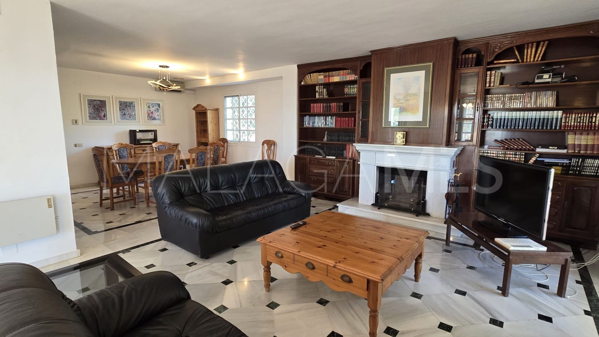 Buy villa in Pinos de Alhaurín with 6 bedrooms