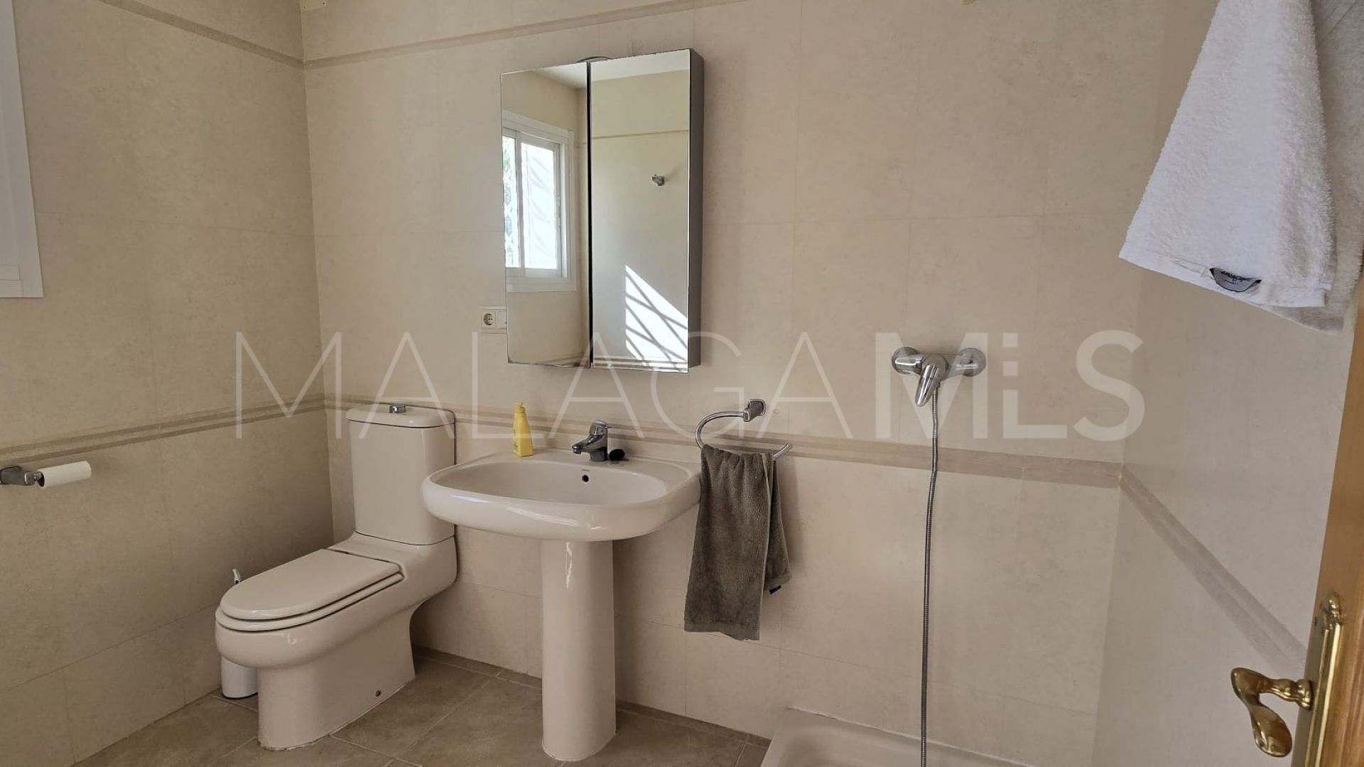 Buy villa in Pinos de Alhaurín with 6 bedrooms