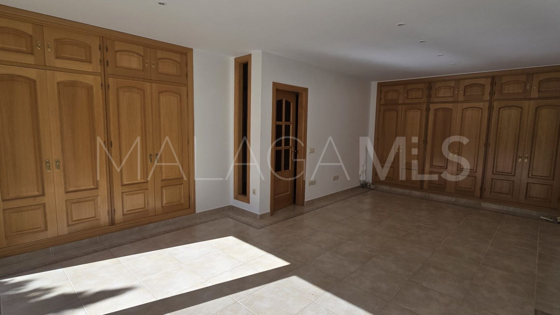 Buy villa in Pinos de Alhaurín with 6 bedrooms