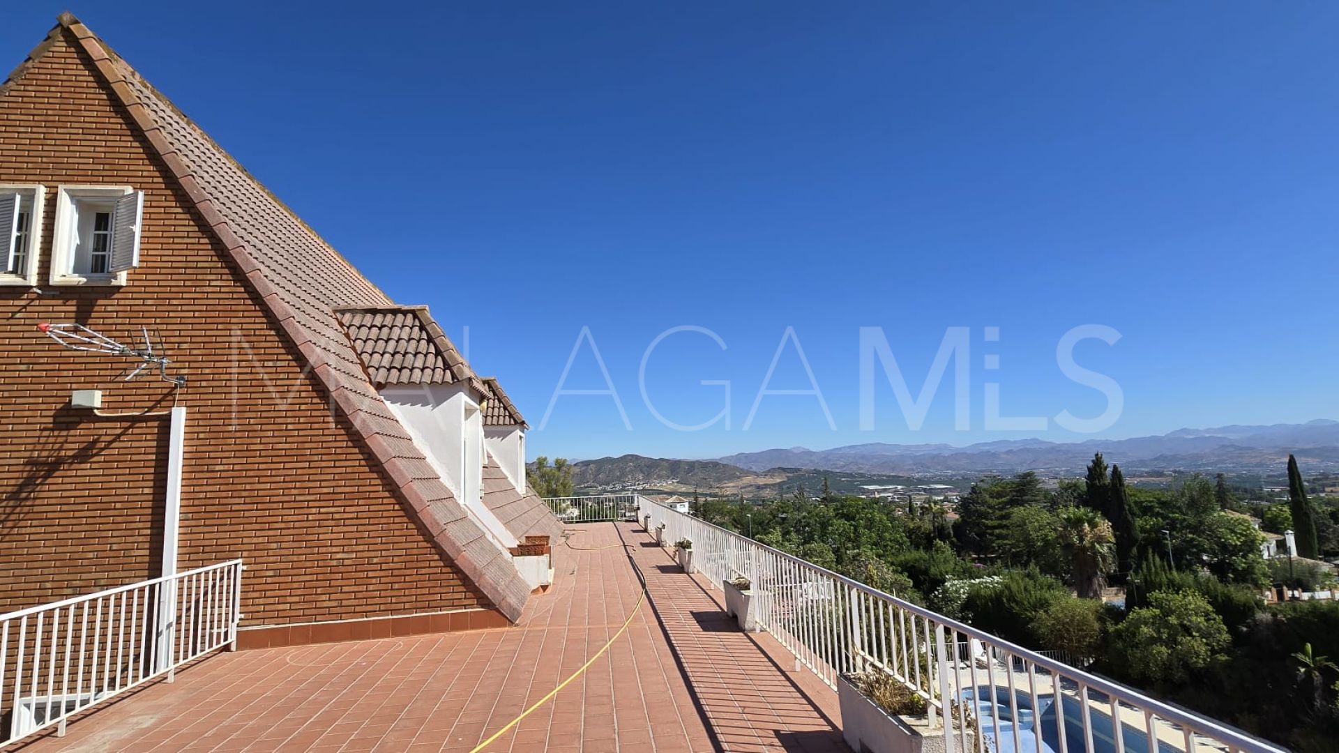 Buy villa in Pinos de Alhaurín with 6 bedrooms