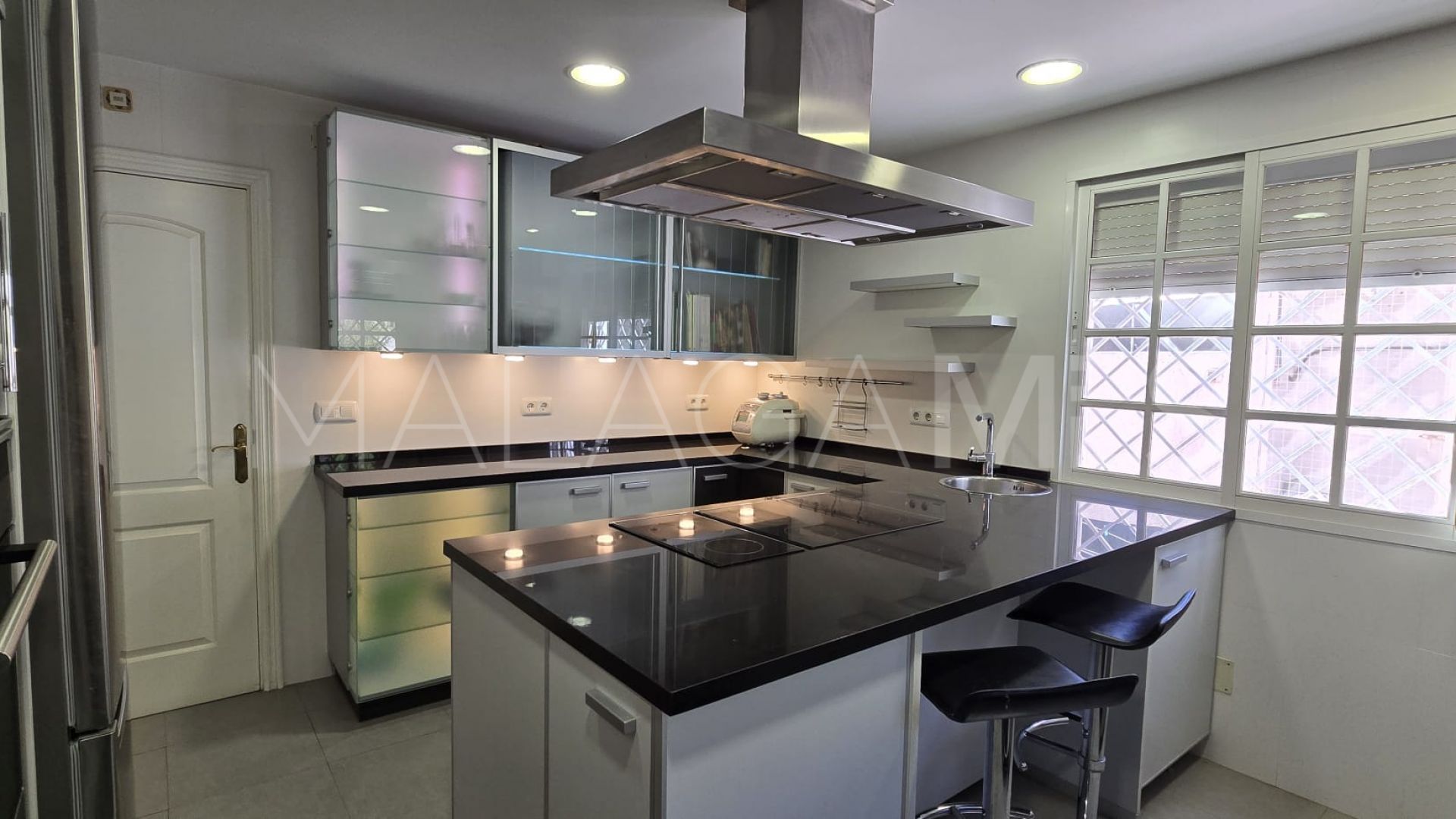 Buy villa in Pinos de Alhaurín with 6 bedrooms