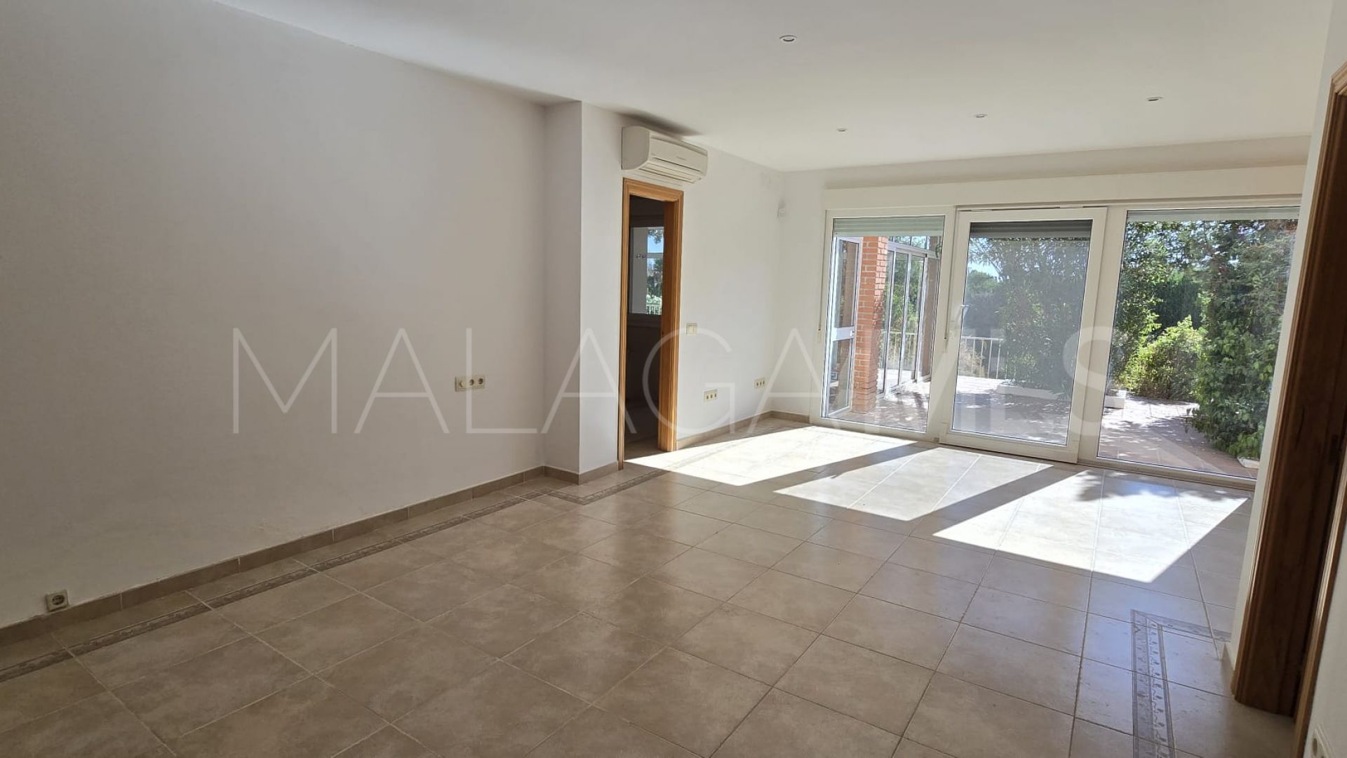 Buy villa in Pinos de Alhaurín with 6 bedrooms