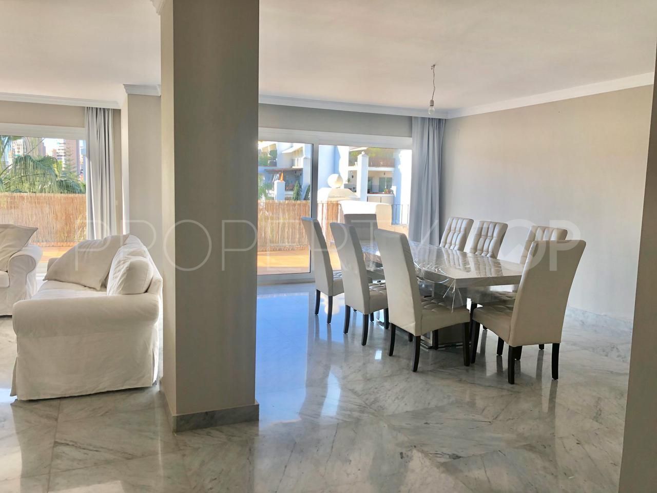 For sale flat with 4 bedrooms in Torremolinos