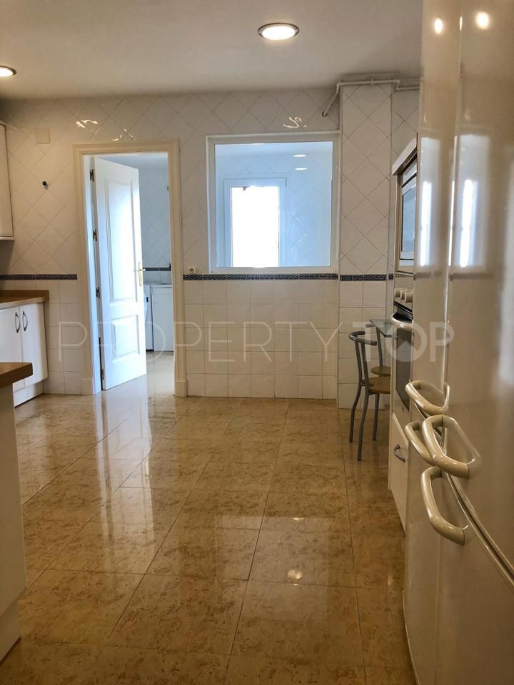 For sale flat with 4 bedrooms in Torremolinos