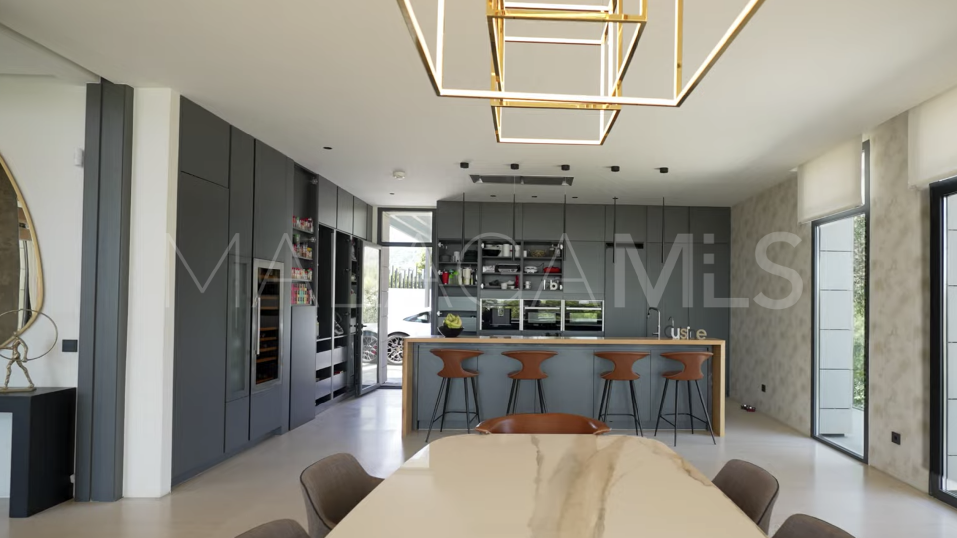 For sale villa with 6 bedrooms in Lomas del Virrey
