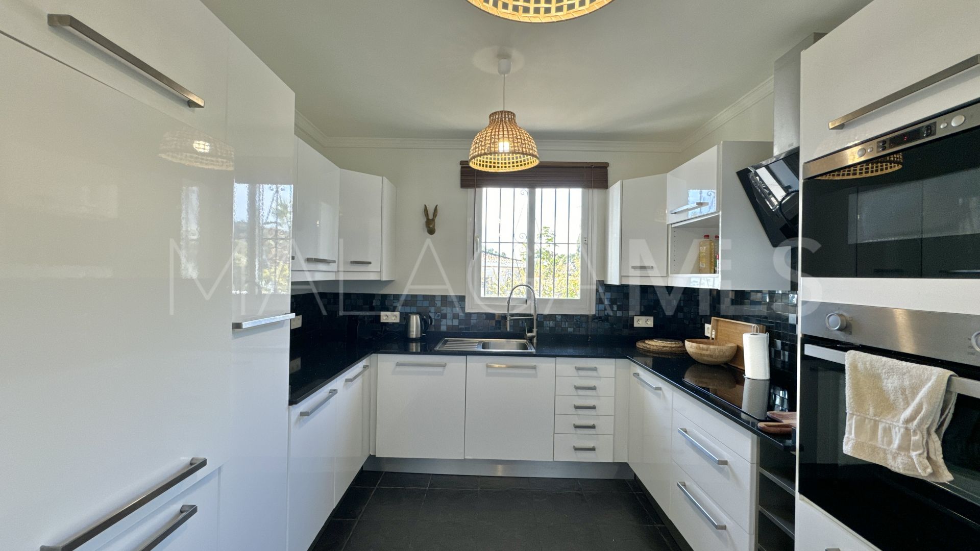 Hus i byn for sale in Altos de Estepona