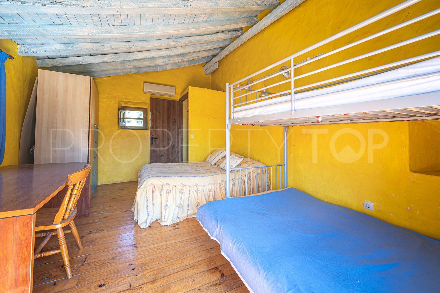 For sale 4 bedrooms country house in Altos de Estepona