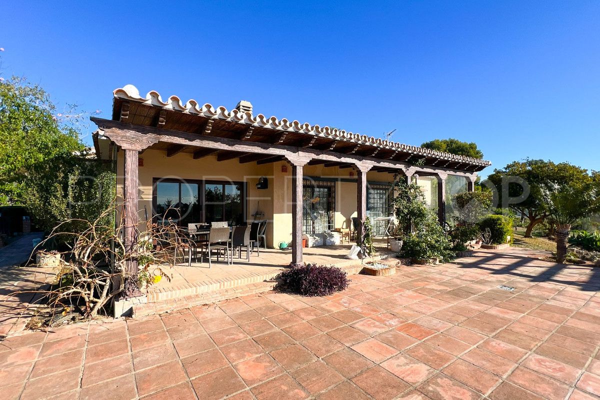 Villa for sale in Estepona