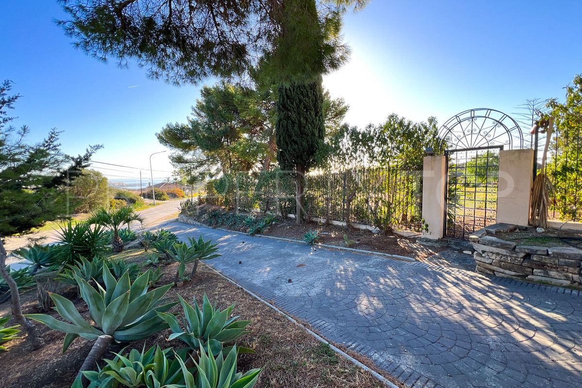 Villa for sale in Estepona