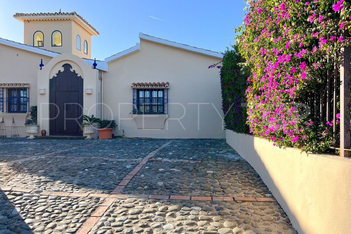 Villa for sale in Estepona