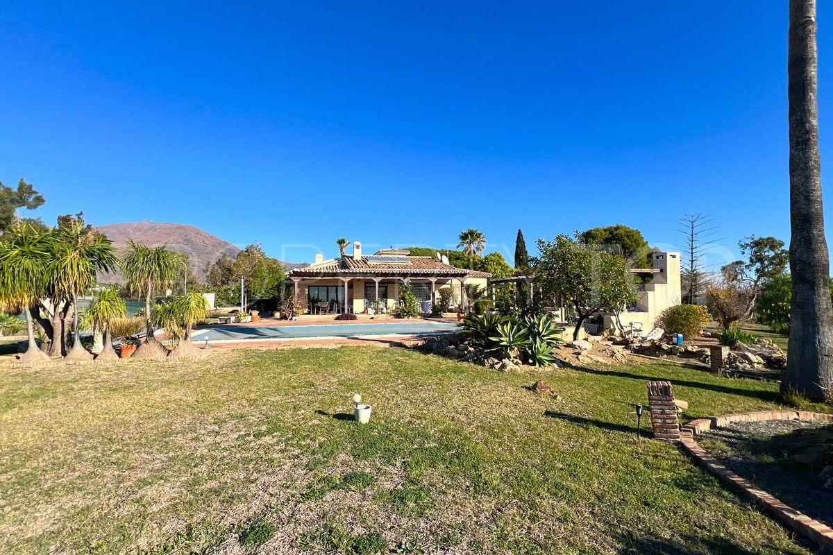 Villa for sale in Estepona