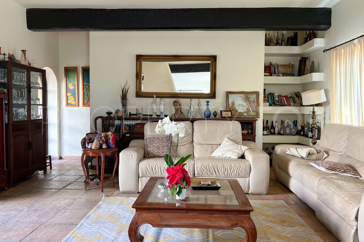 Villa for sale in Estepona