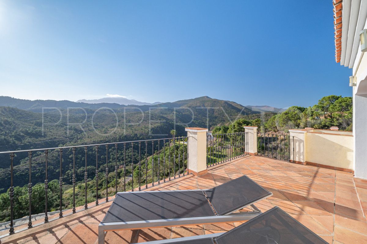 Villa en venta con 4 dormitorios en Benahavis