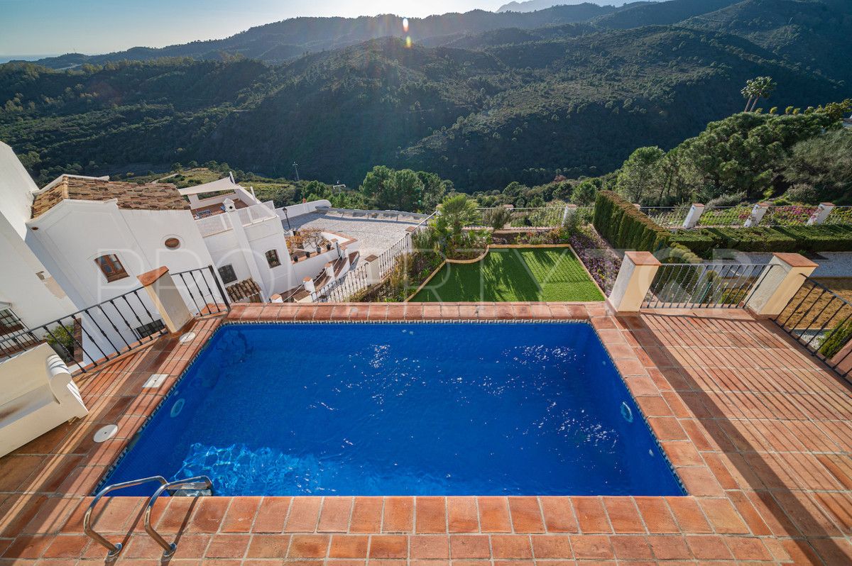 Villa en venta con 4 dormitorios en Benahavis