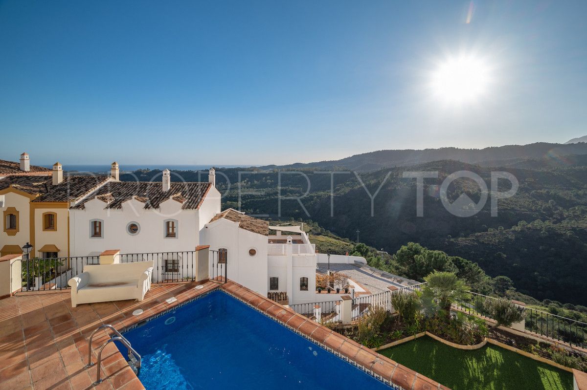 Villa en venta con 4 dormitorios en Benahavis