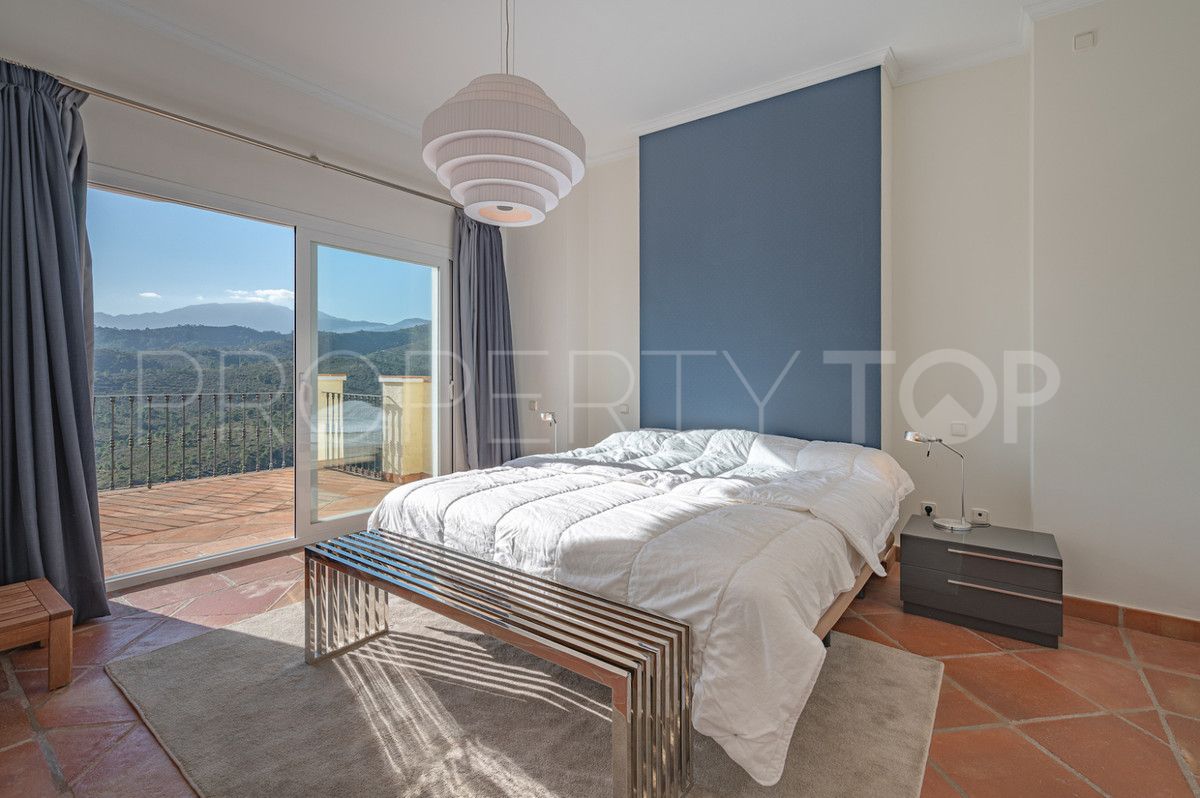 Villa en venta con 4 dormitorios en Benahavis