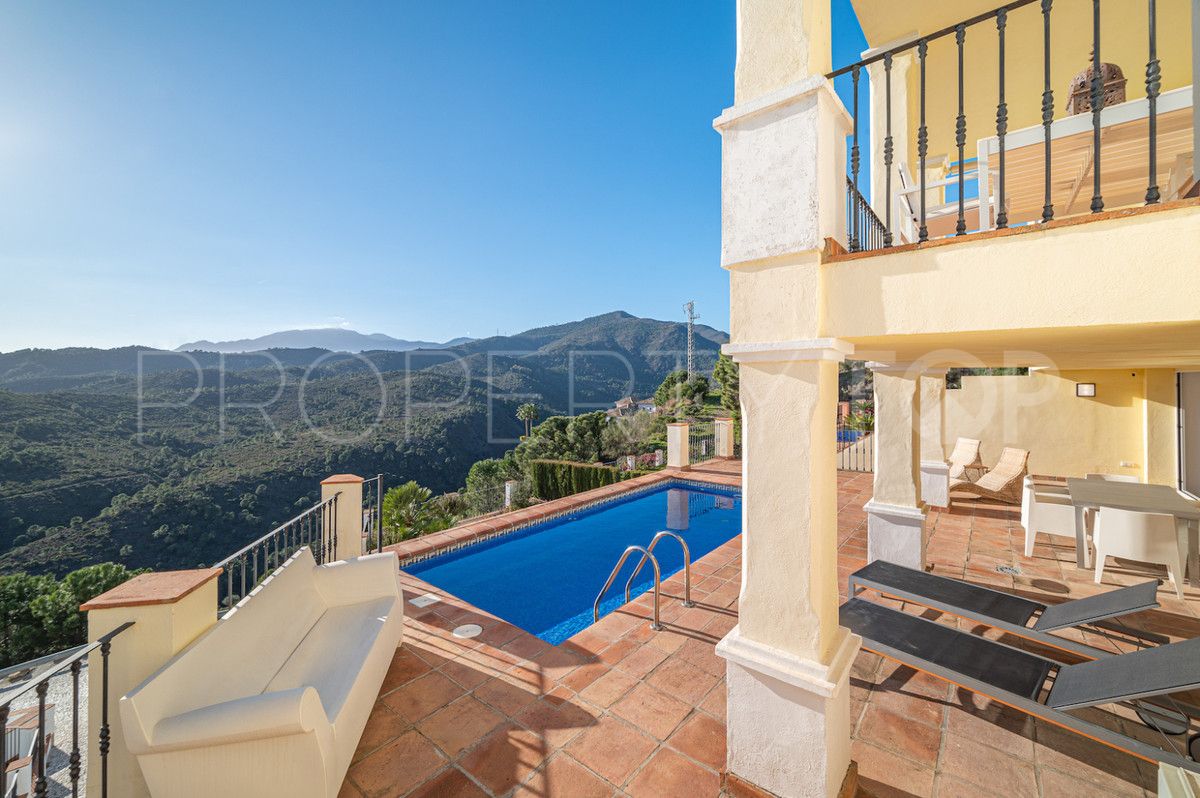 Villa en venta con 4 dormitorios en Benahavis