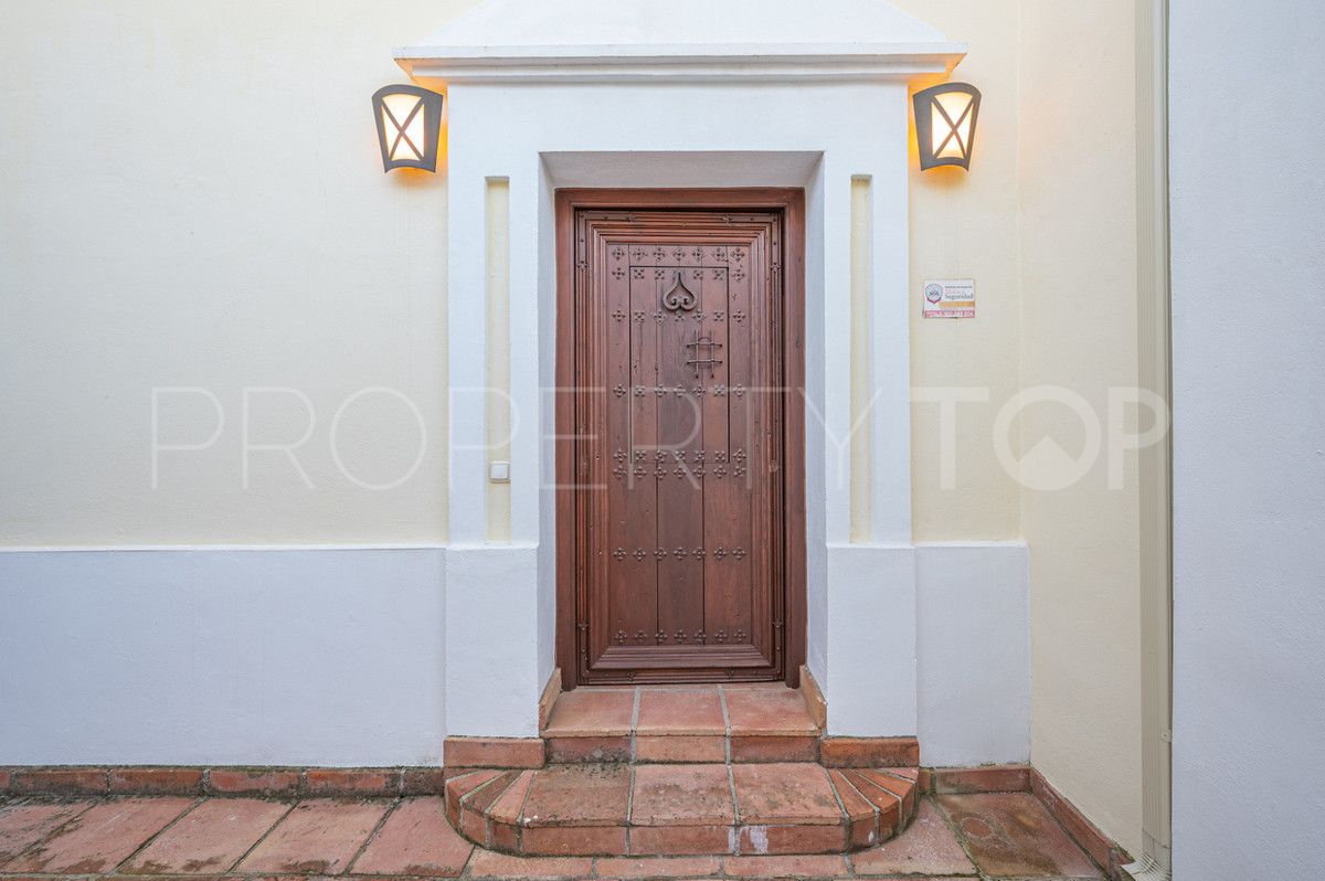 Villa en venta con 4 dormitorios en Benahavis