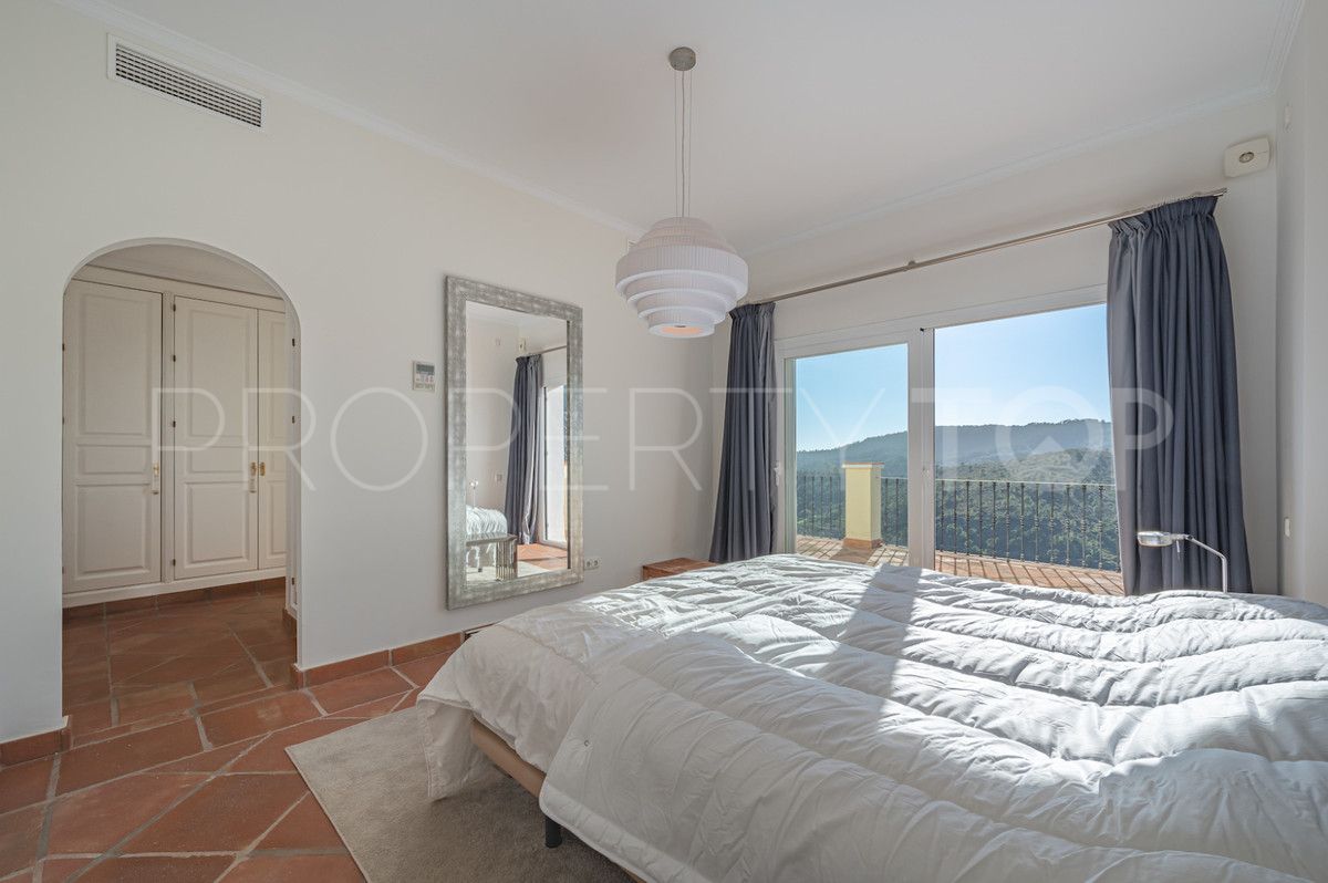 Villa en venta con 4 dormitorios en Benahavis