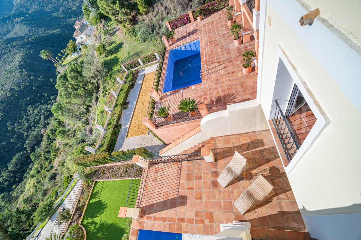 Villa en venta con 4 dormitorios en Benahavis