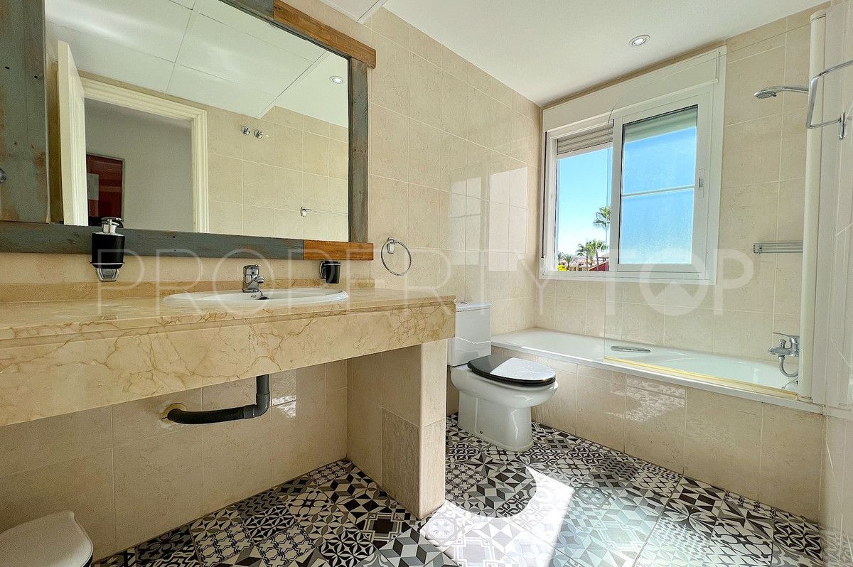 Town house for sale in Estepona with 5 bedrooms